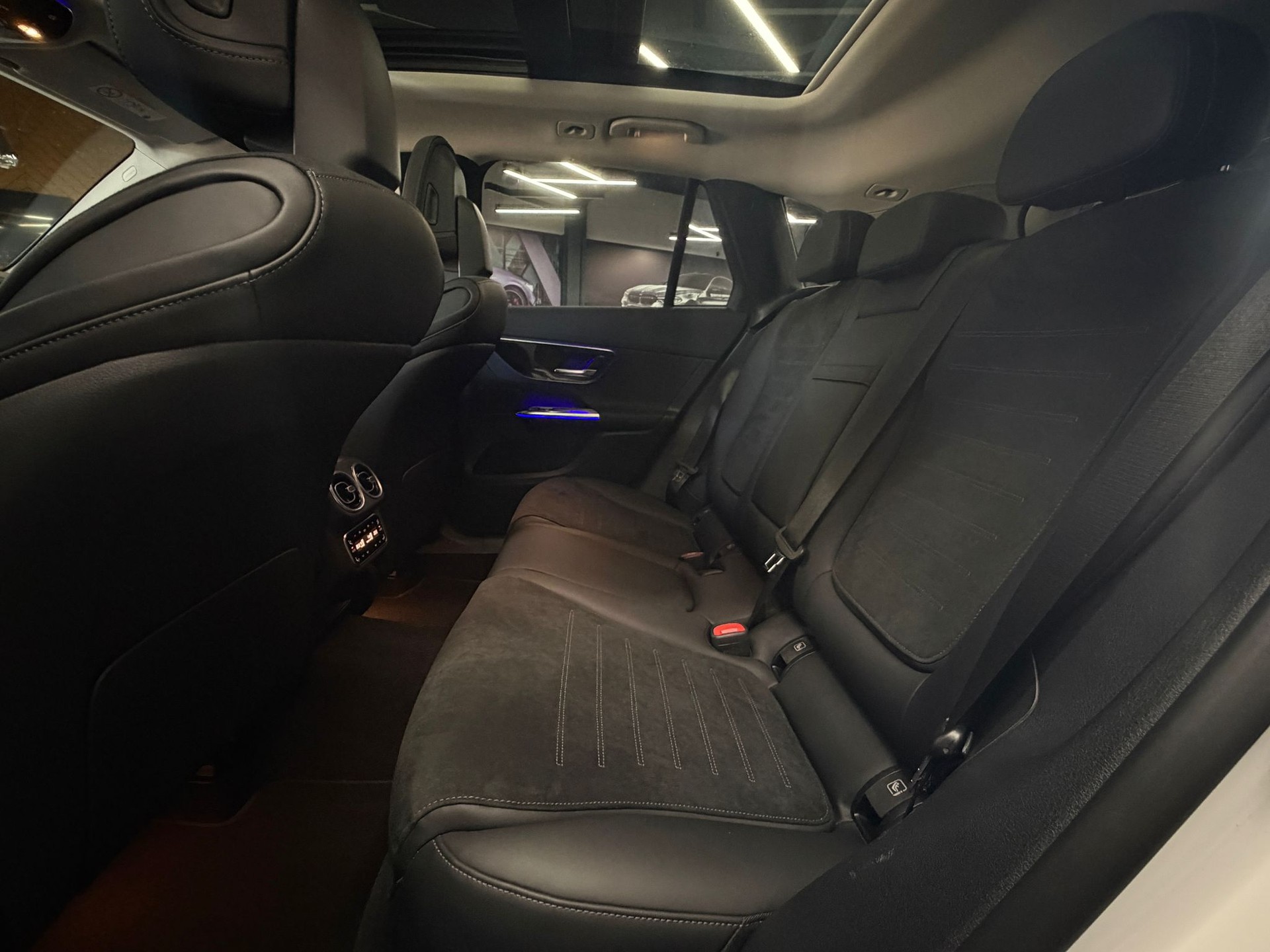 MERCEDES-BENZ GLC 300 4Matic AMG Line 9G-Tronic-image-11