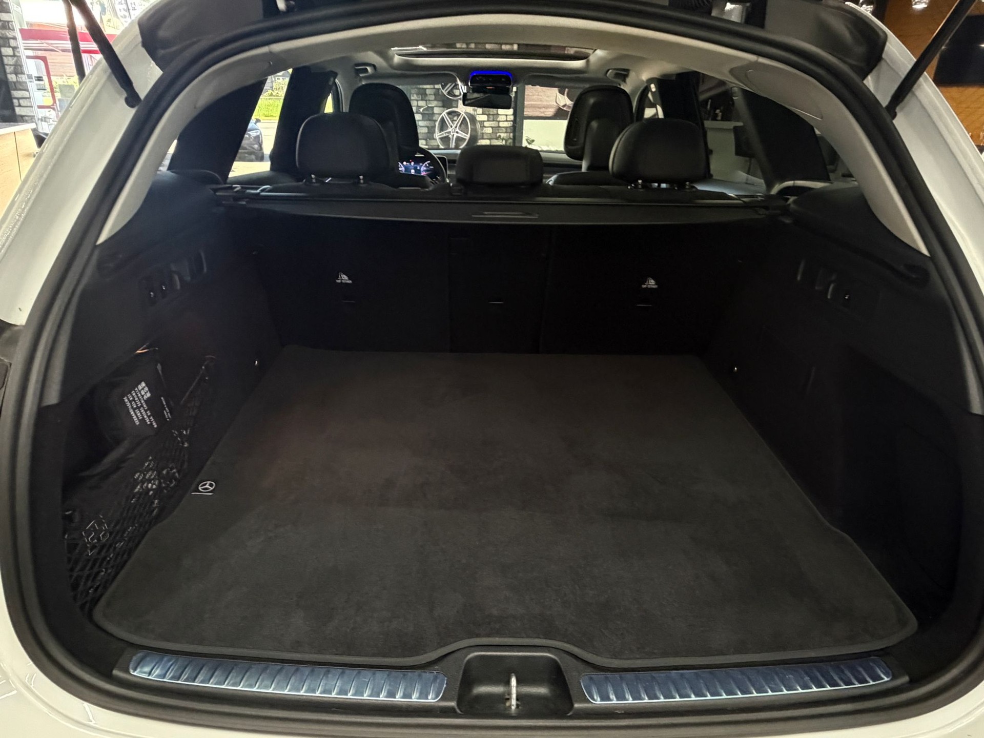 MERCEDES-BENZ GLC 300 4Matic AMG Line 9G-Tronic-image-17
