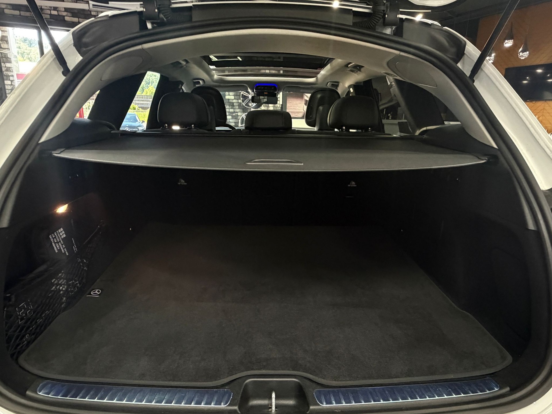 MERCEDES-BENZ GLC 300 4Matic AMG Line 9G-Tronic-image-18