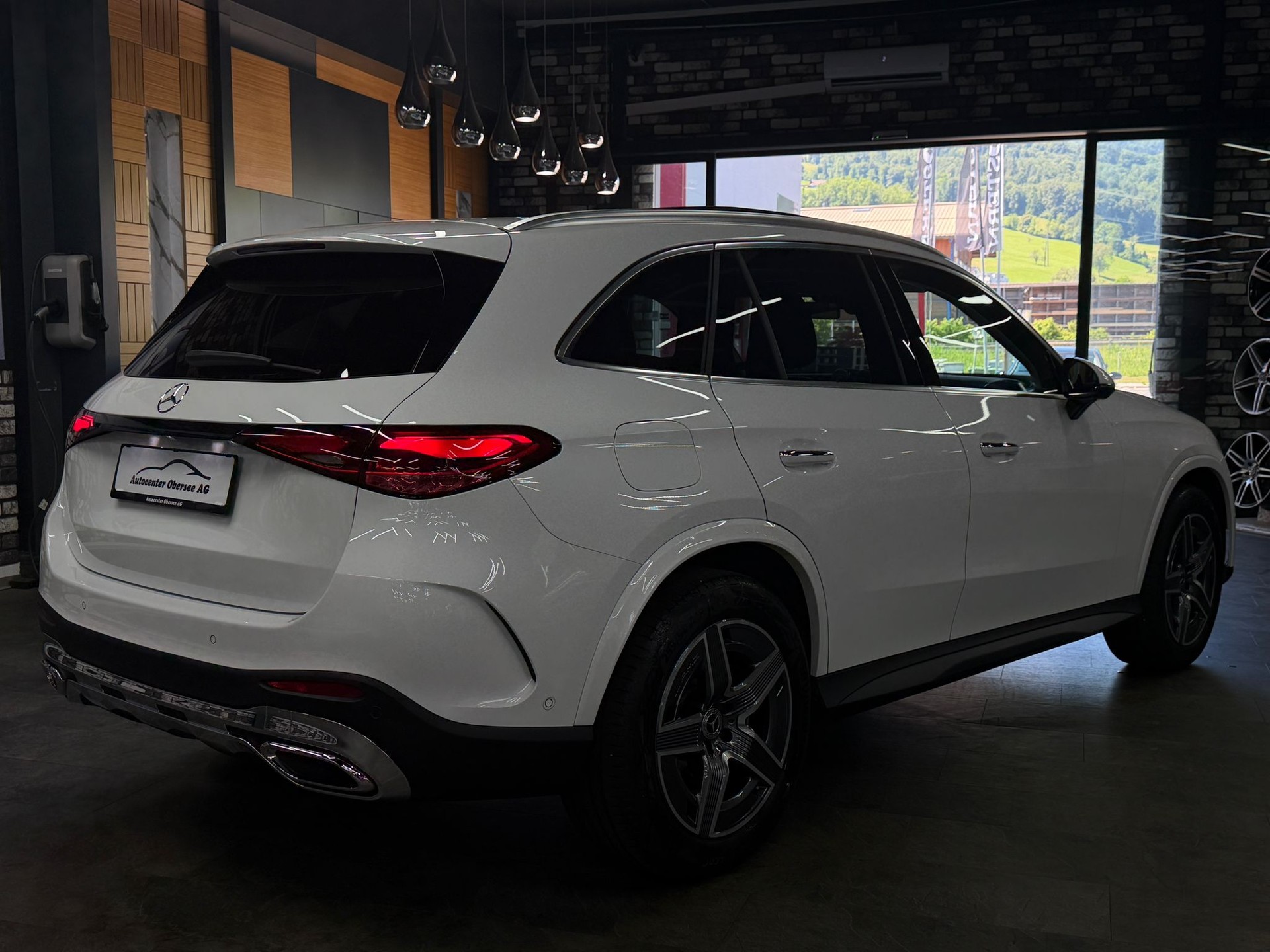 MERCEDES-BENZ GLC 300 4Matic AMG Line 9G-Tronic-showroom-element-3
