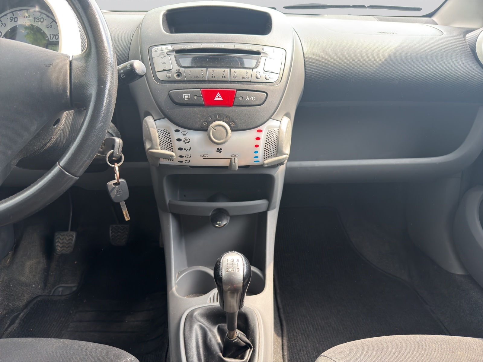PEUGEOT 107 1.0 Swiss Edition-image-16