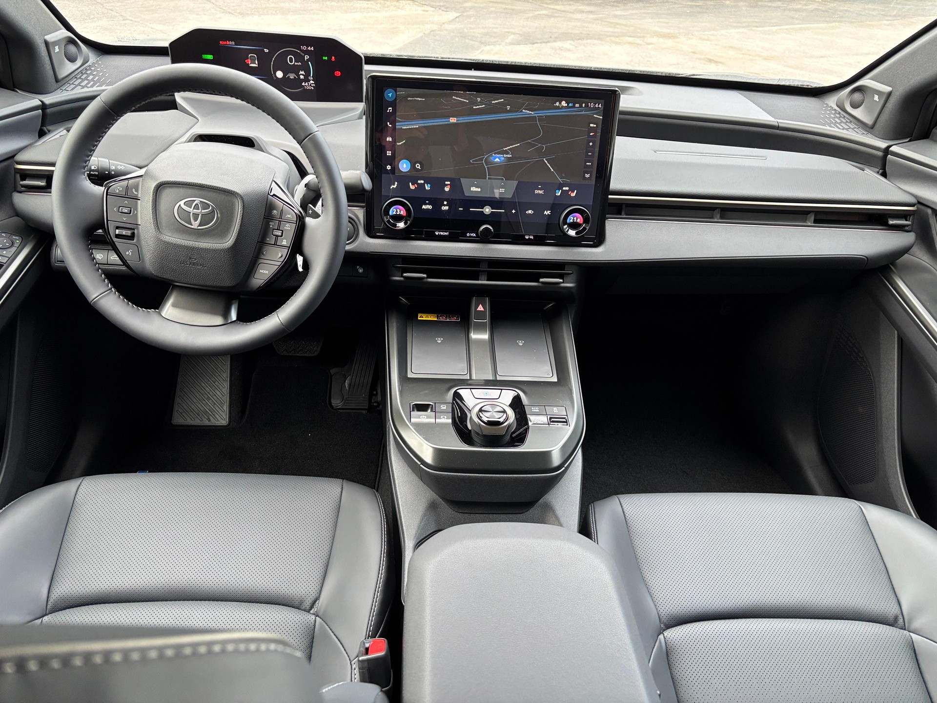 TOYOTA bZ4X Premium AWD-image-7