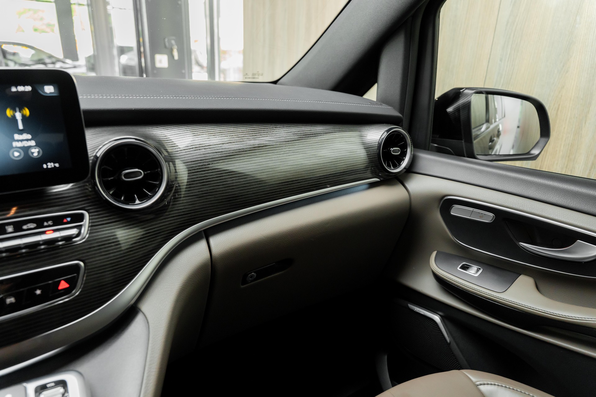 MERCEDES-BENZ V 250 d extralang Avantgarde 4Matic 9G-Tronic-image-15