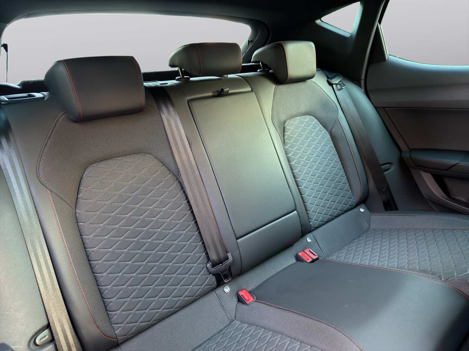 SEAT Leon ST 1.5 eTSI mHEV DSG FR-image-3