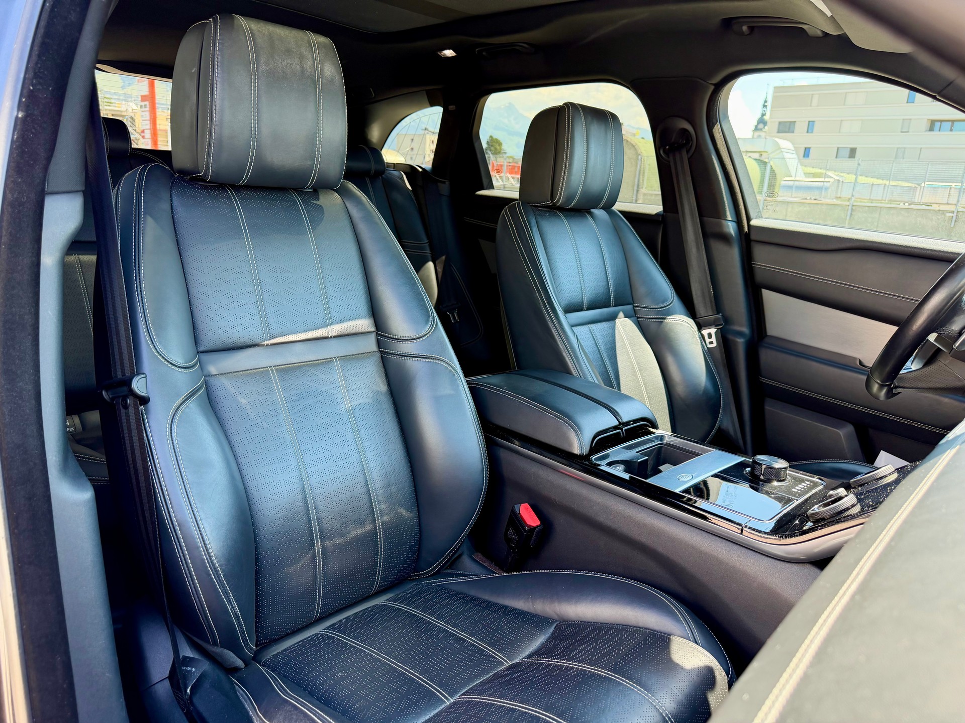 LAND ROVER 3.0 V6 R-Dynamic HSE-image-3