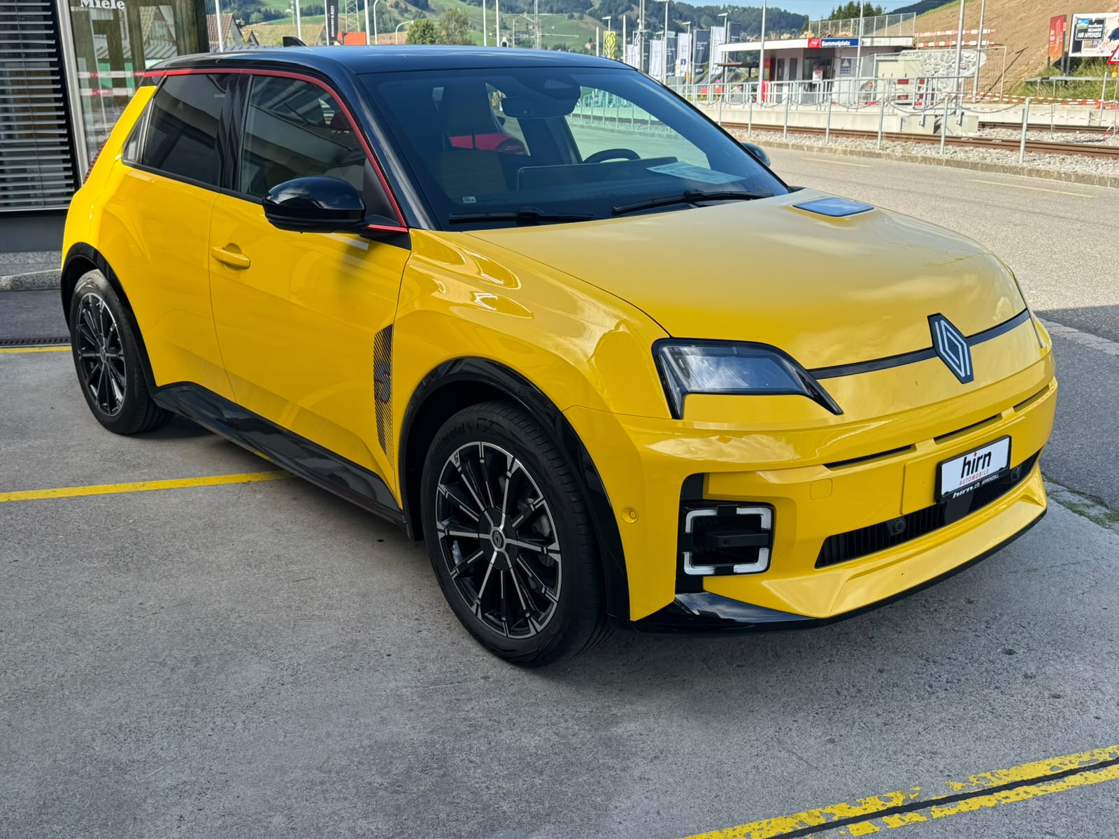 RENAULT R5 E-Tech Comfort Range iconic five-image-1