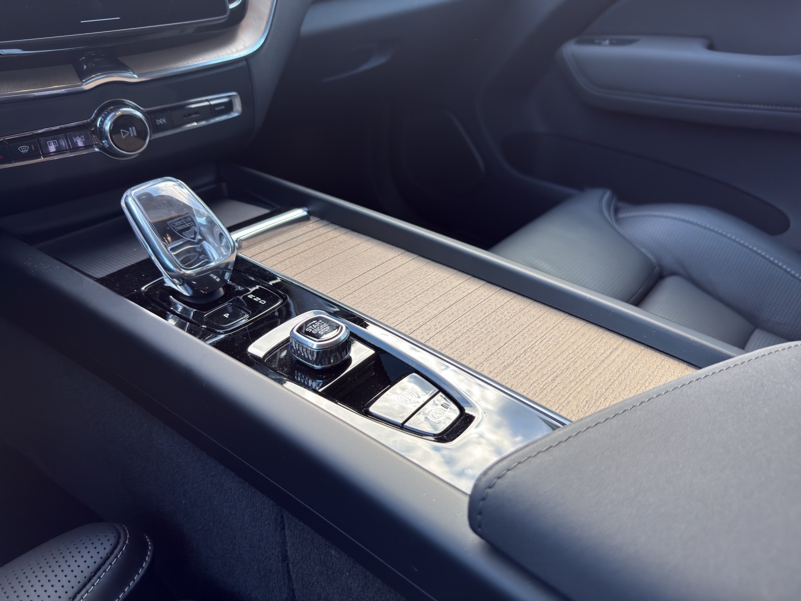 VOLVO XC60 2.0 T6 TE Plus Dark eAWD-image-14