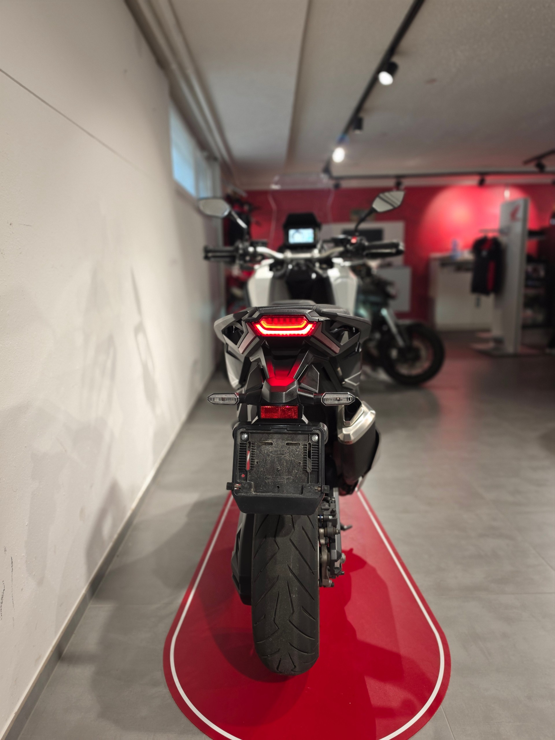 HONDA X-ADV 750-image-8