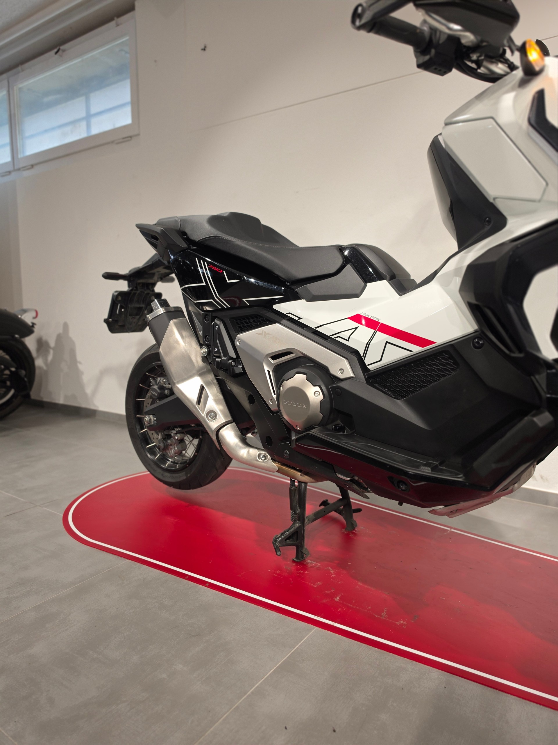 HONDA X-ADV 750-showroom-element-3