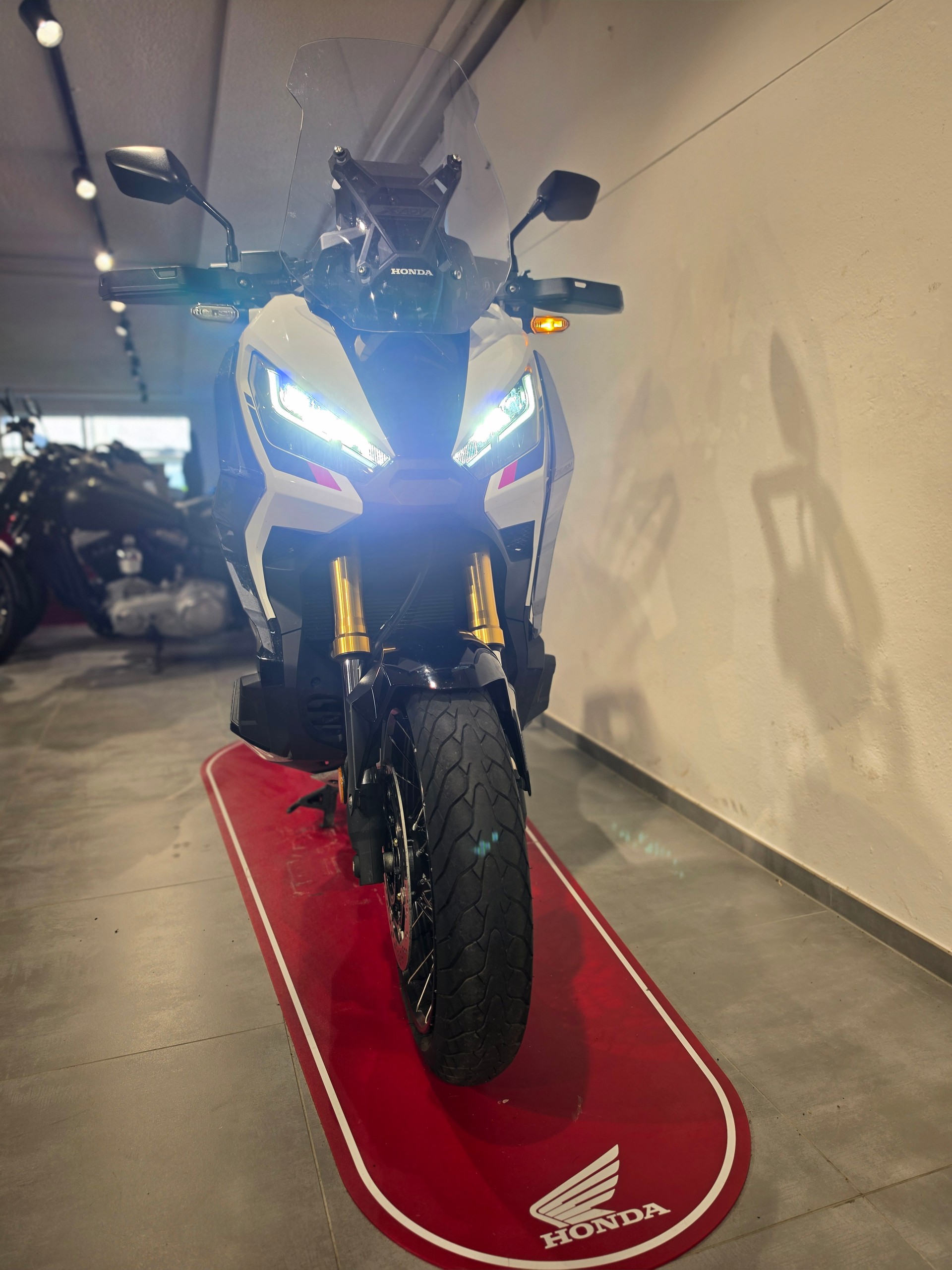 HONDA X-ADV 750-showroom-element-1