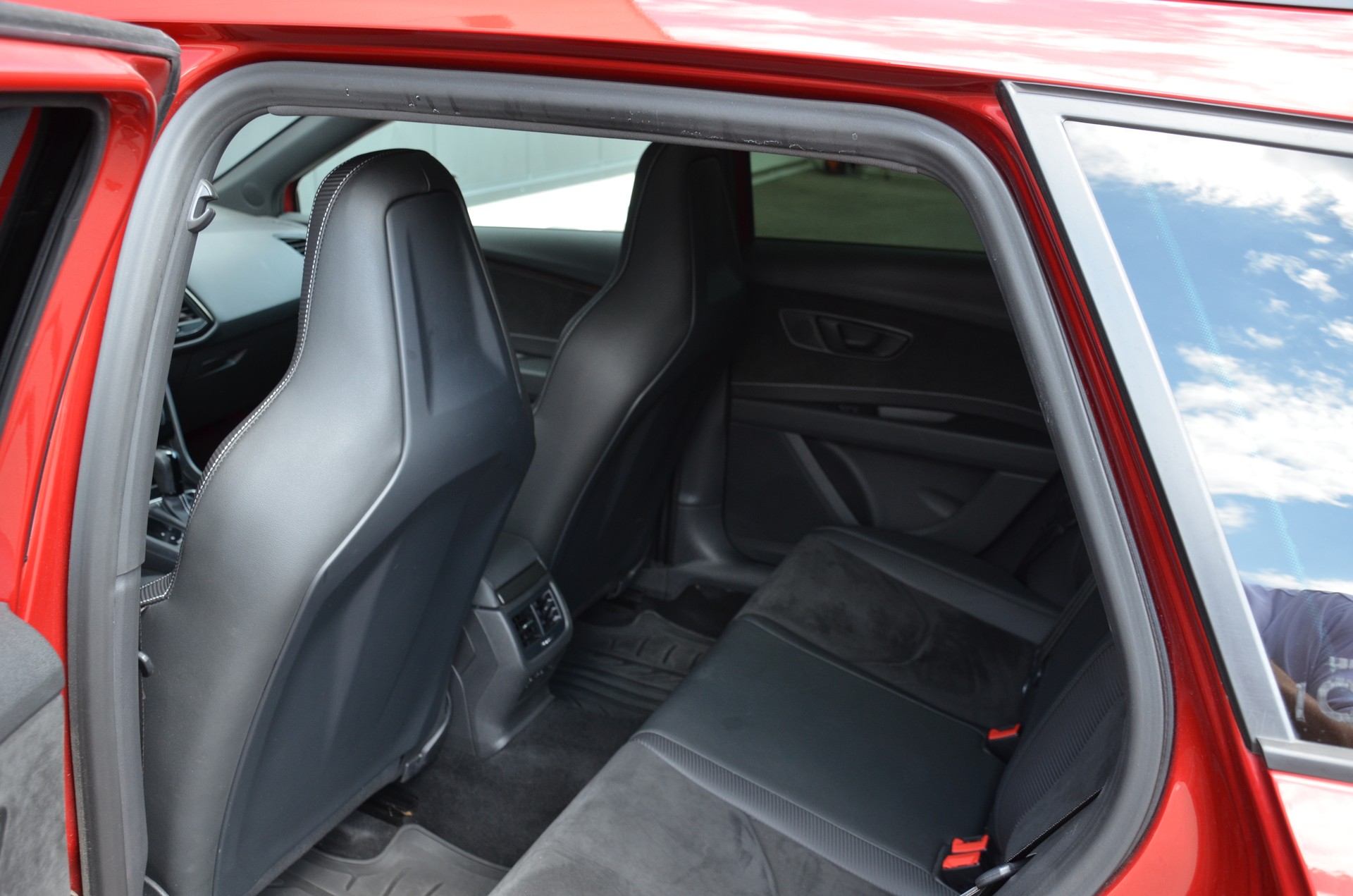 SEAT Leon ST 2.0 TSI Cupra 300 4 Drive DSG-image-10