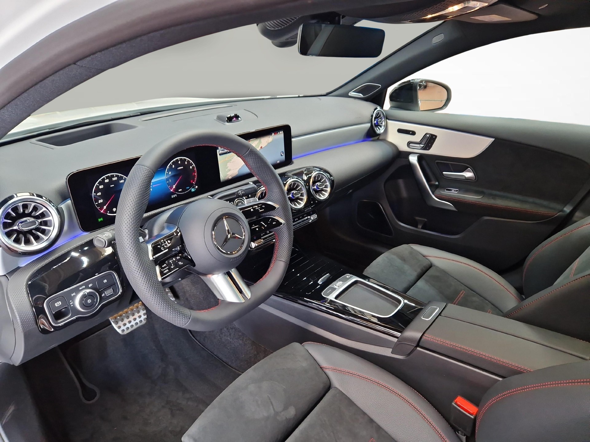 MERCEDES-BENZ A 200 Night Star AMG Line-image-6
