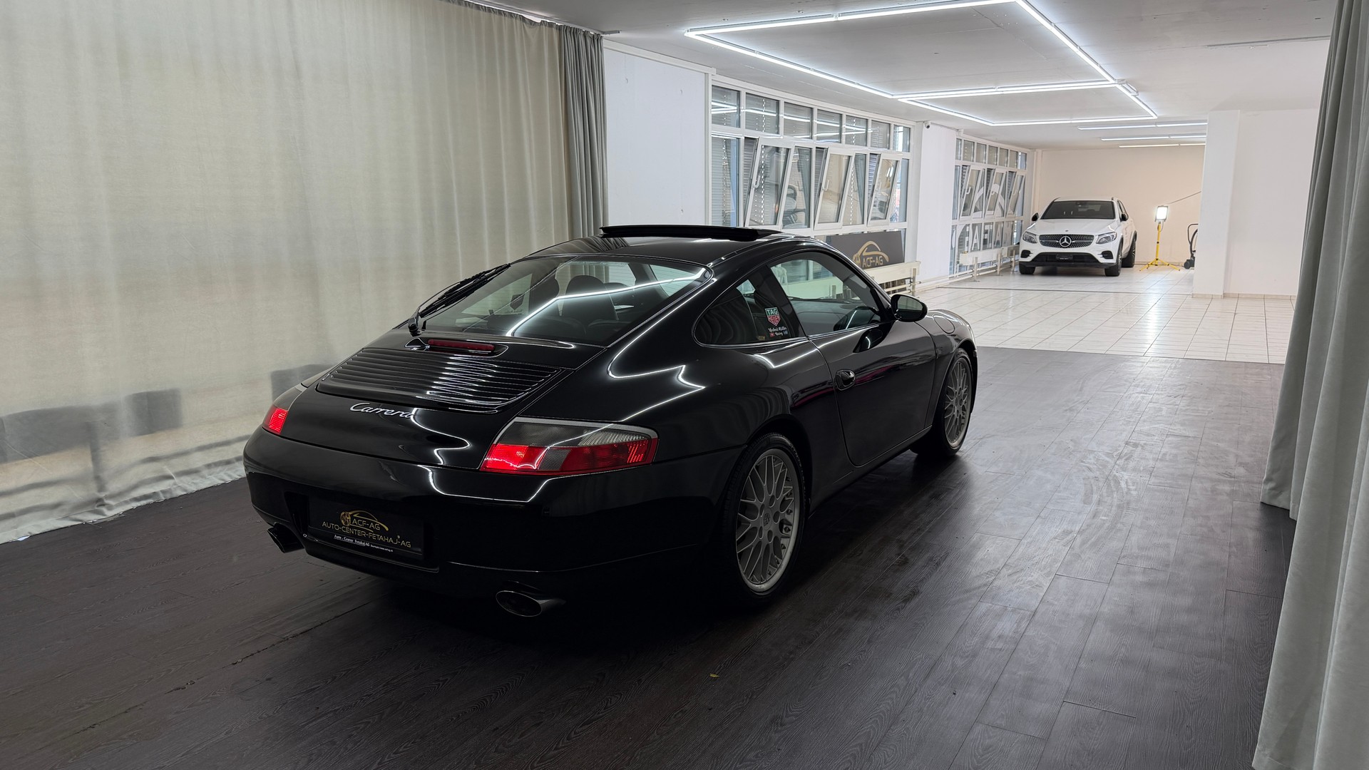 PORSCHE 911 Carrera-image-3