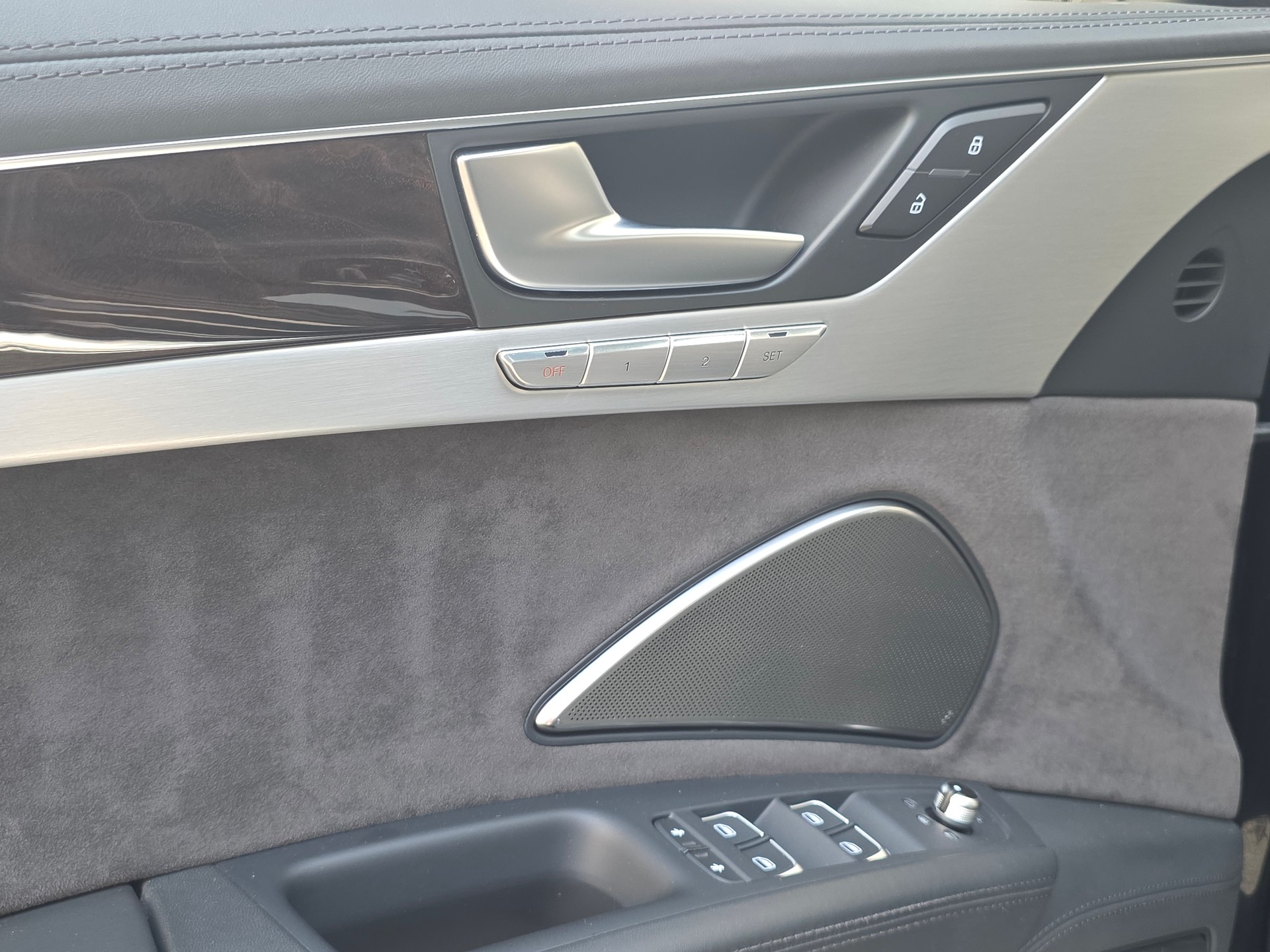 AUDI A8 L 3.0 TDI quattro tiptronic | VOLLAUSSTATTUNG -DVD /TV ENTERTAINMET/ MASSAGE SITZE VO+H/ SITZKÜHLUNG /B&O SOUND/NIGHT-VISION-image-18