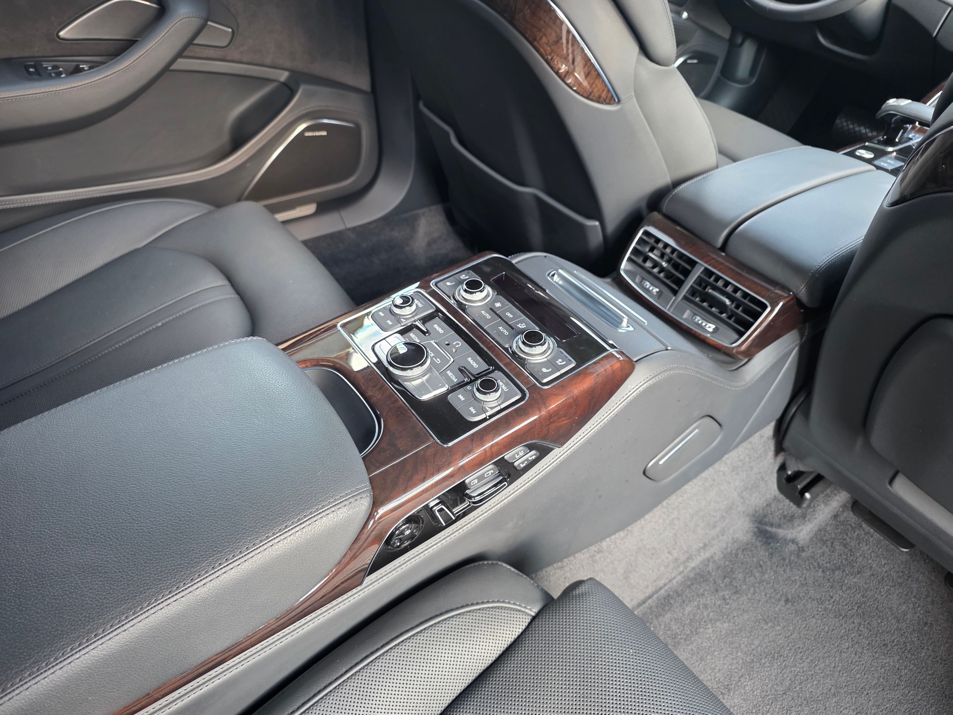 AUDI A8 L 3.0 TDI quattro tiptronic | VOLLAUSSTATTUNG -DVD /TV ENTERTAINMET/ MASSAGE SITZE VO+H/ SITZKÜHLUNG /B&O SOUND/NIGHT-VISION-image-10