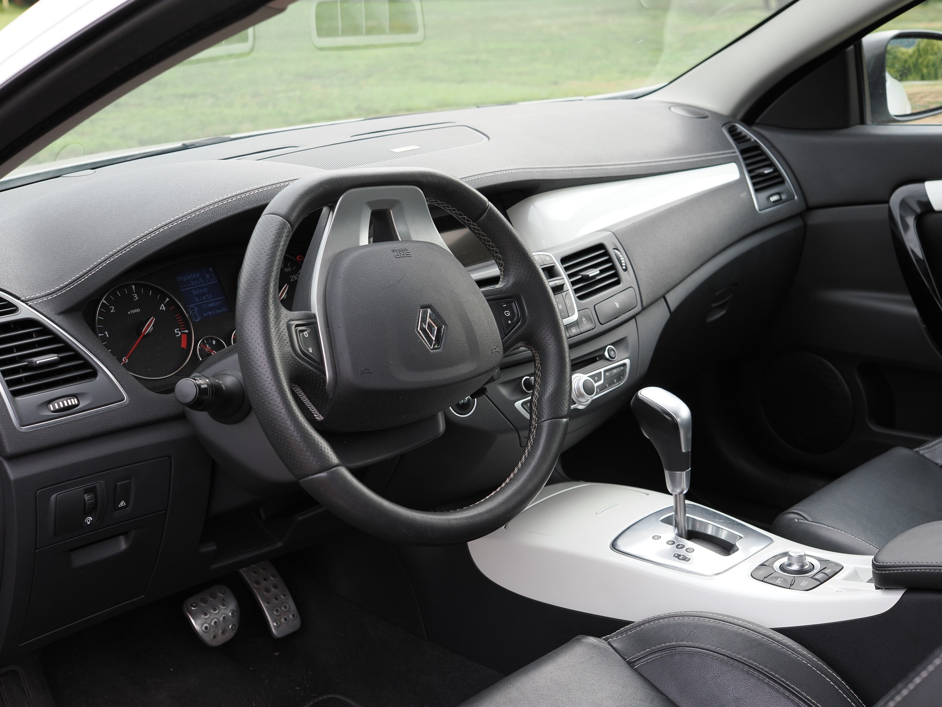 RENAULT Coupé 2.0 dCi 175 Monaco GP 4Control BVA-image-3