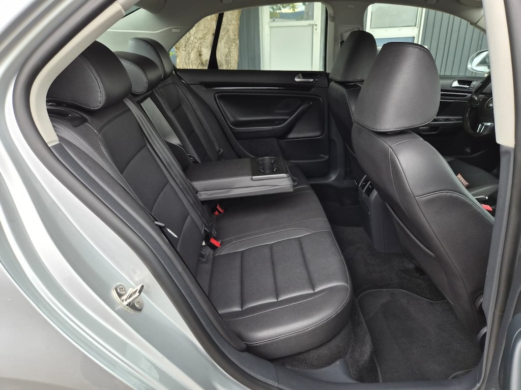 VW JETTA 2.0 TDI Highline-image-9
