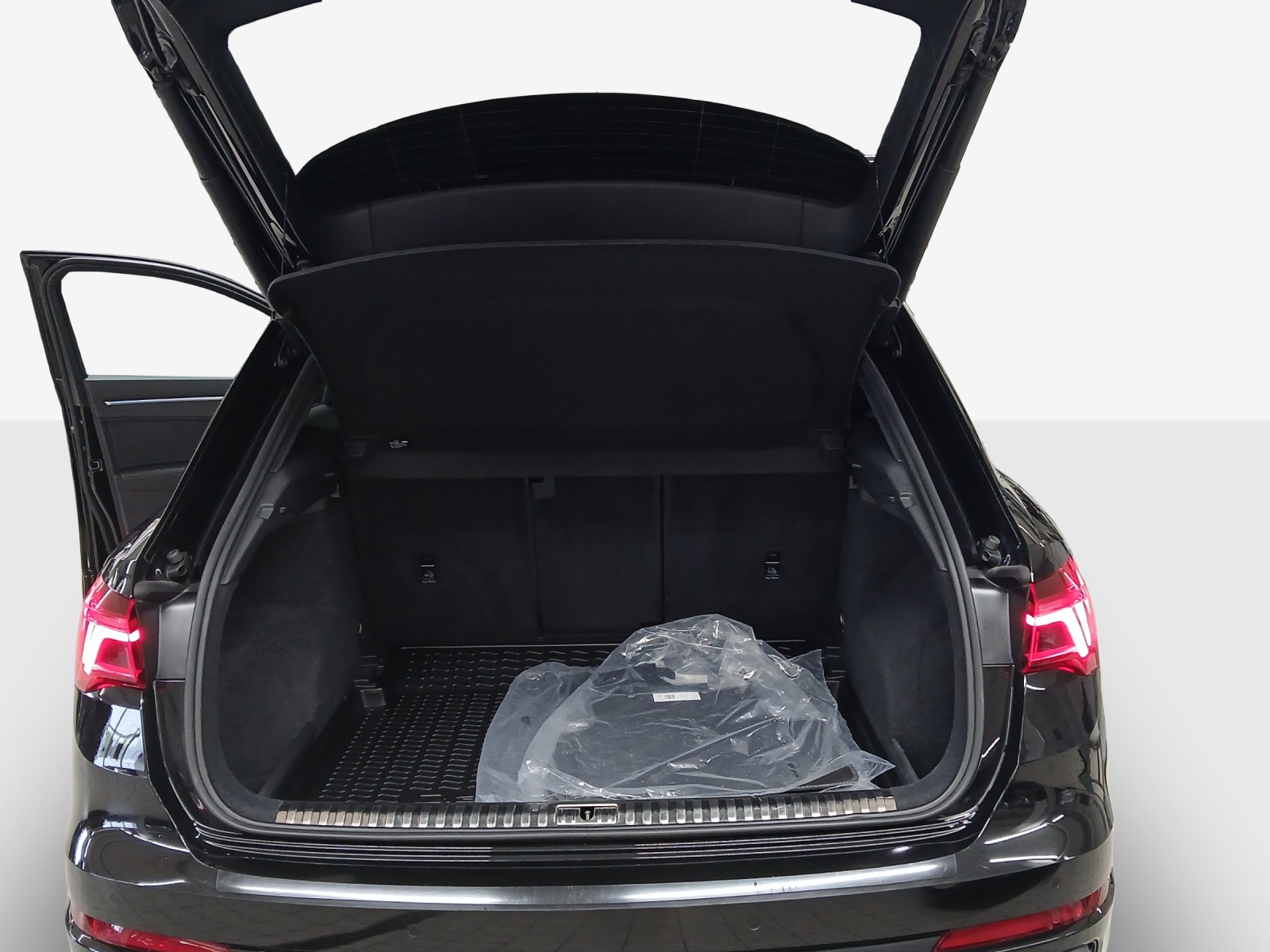 AUDI Q3 45 TFSI S line quattro S-tronic-image-12