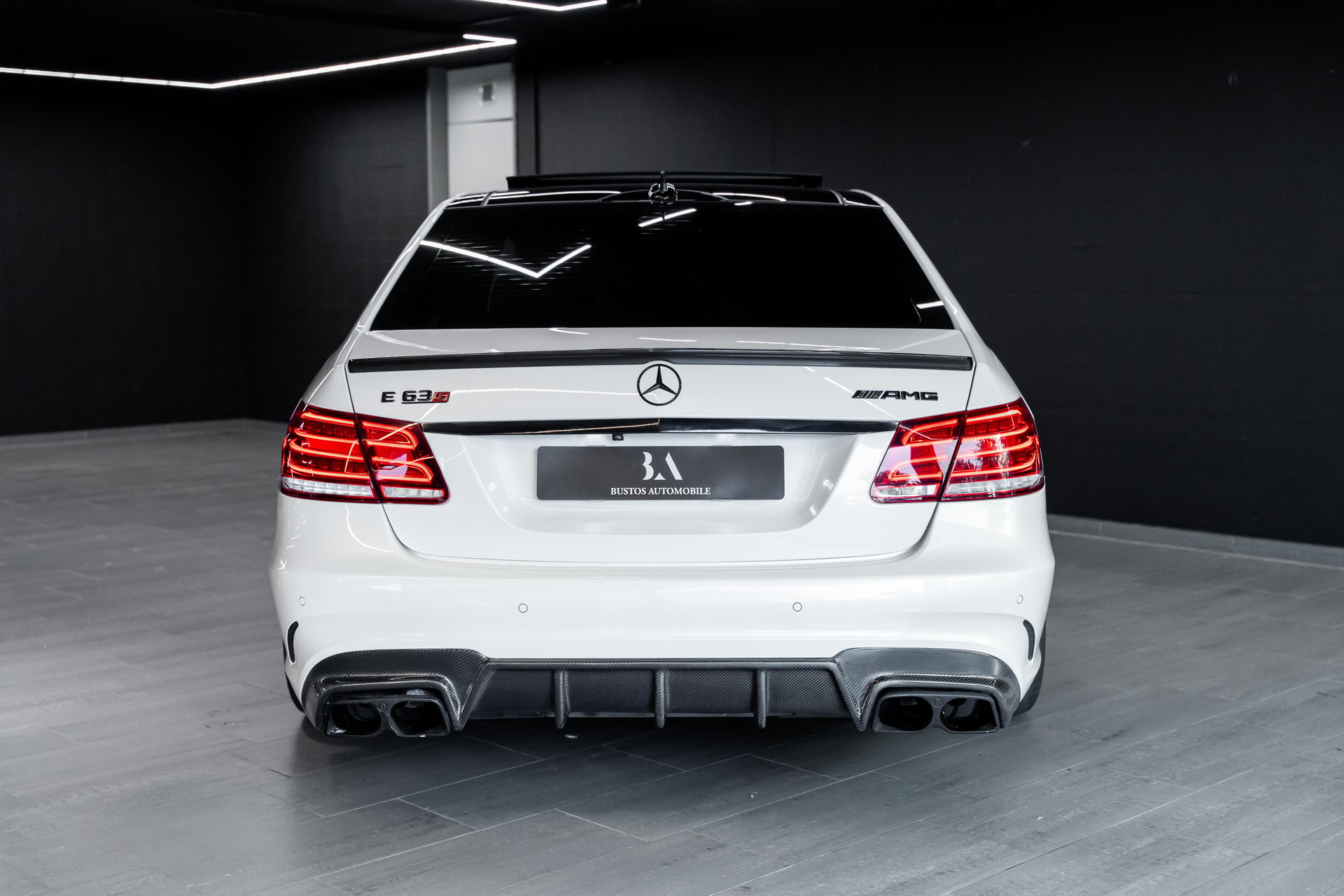 MERCEDES-BENZ E 63 AMG S 4Matic Speedshift / BRABUS- Teile / Carbon innen & aussen / Schiebedach / Sitzkühlung / Sitzheizung uvm..-image-8