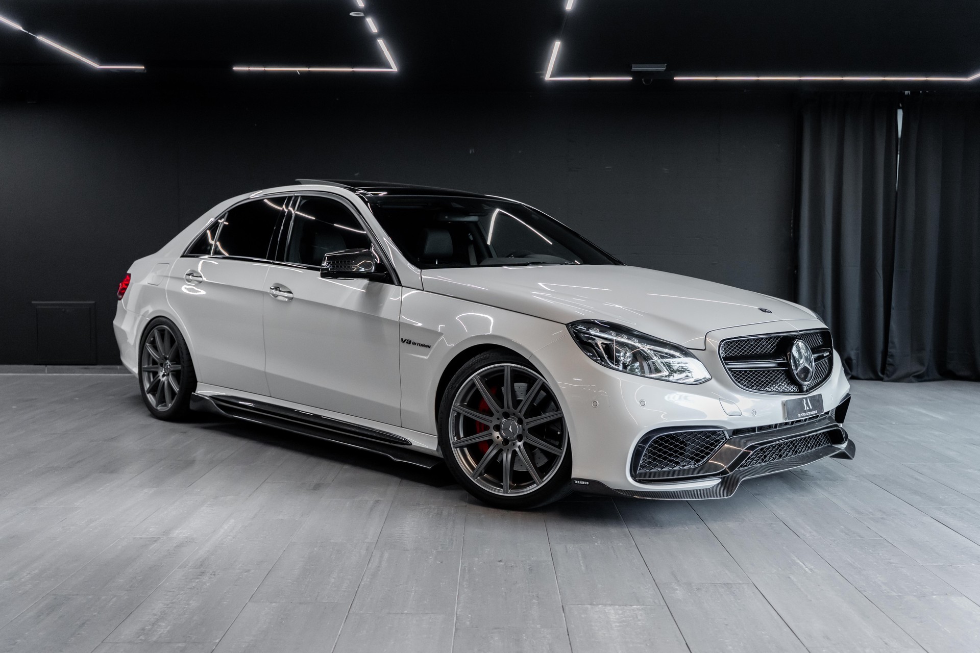 MERCEDES-BENZ E 63 AMG S 4Matic Speedshift / BRABUS- Teile / Carbon innen & aussen / Schiebedach / Sitzkühlung / Sitzheizung uvm..-image-0