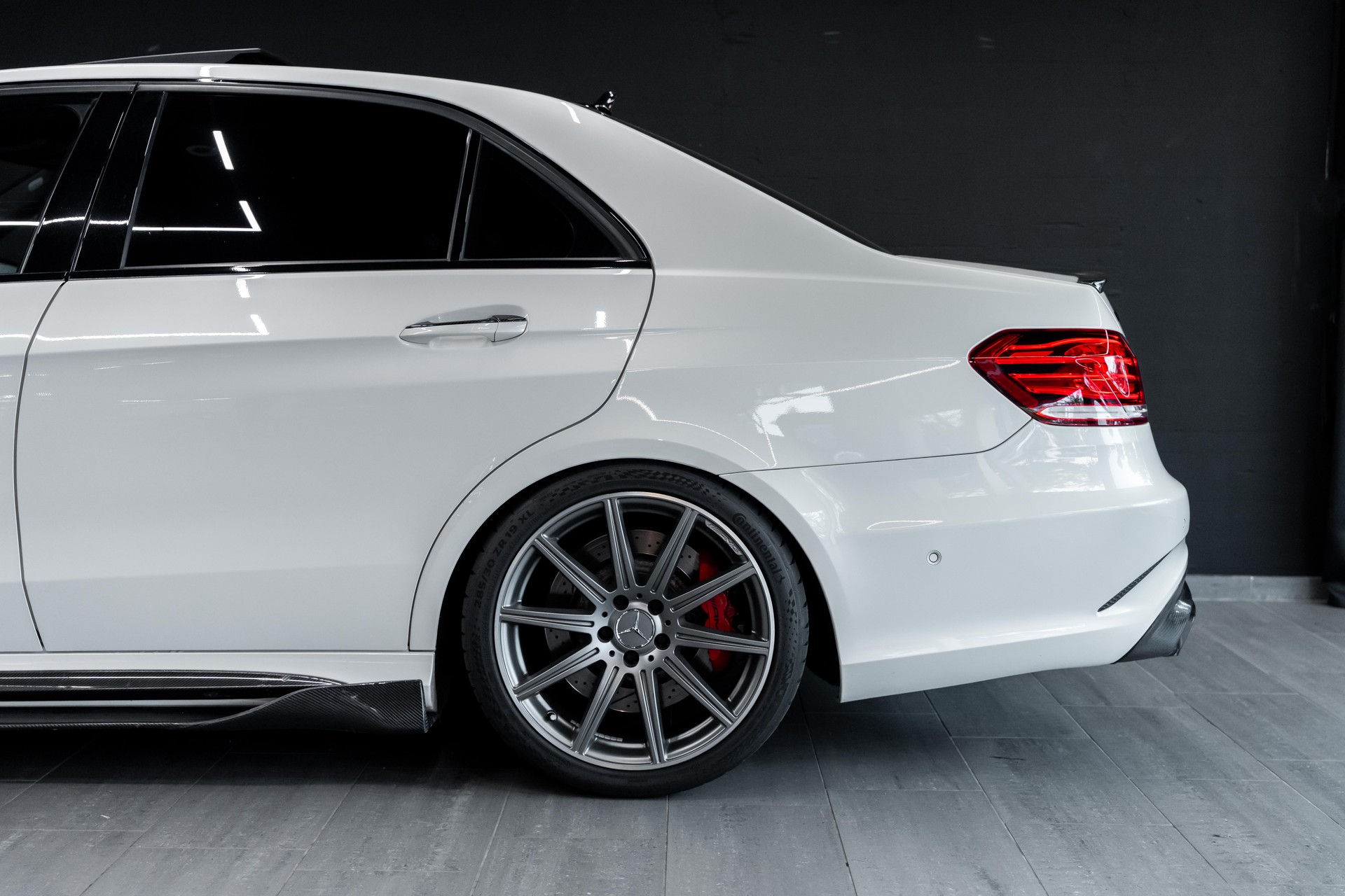 MERCEDES-BENZ E 63 AMG S 4Matic Speedshift / BRABUS- Teile / Carbon innen & aussen / Schiebedach / Sitzkühlung / Sitzheizung uvm..-image-5