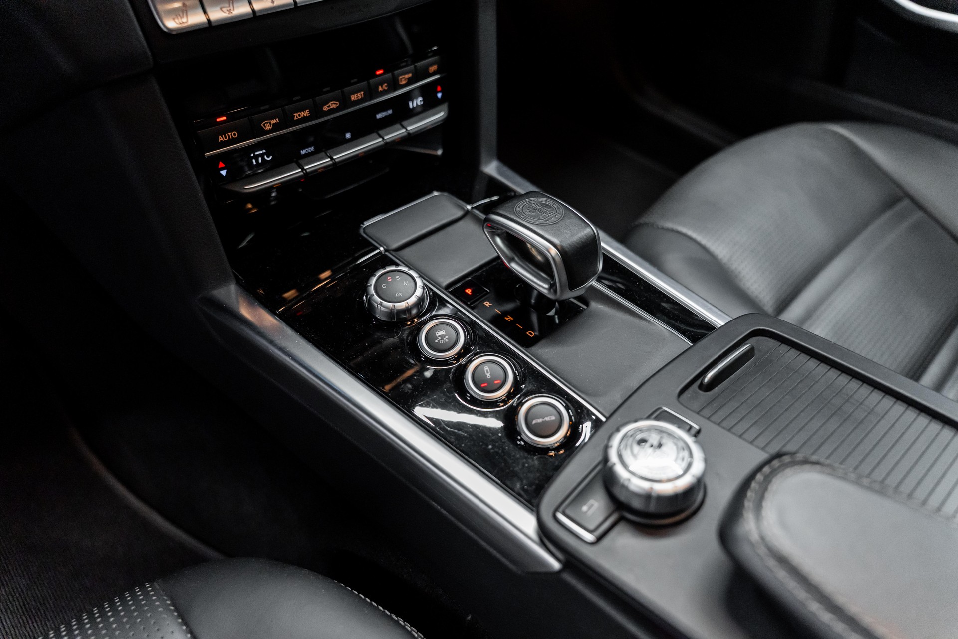MERCEDES-BENZ E 63 AMG S 4Matic Speedshift / BRABUS- Teile / Carbon innen & aussen / Schiebedach / Sitzkühlung / Sitzheizung uvm..-image-15