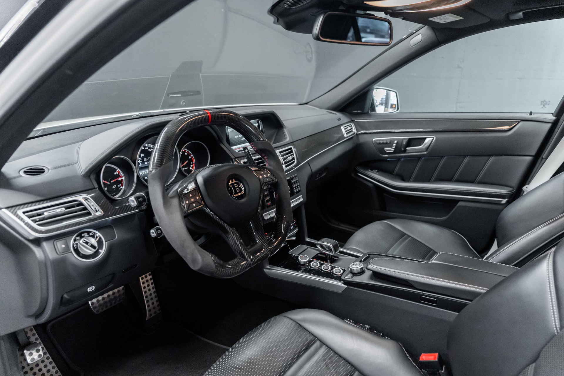 MERCEDES-BENZ E 63 AMG S 4Matic Speedshift / BRABUS- Teile / Carbon innen & aussen / Schiebedach / Sitzkühlung / Sitzheizung uvm..-image-9