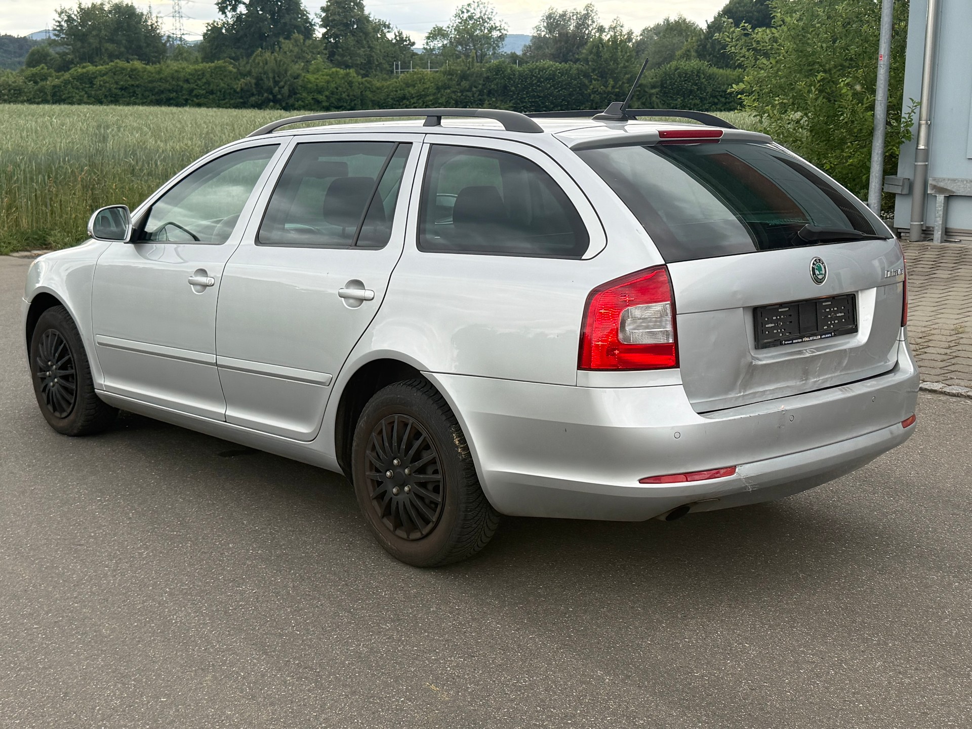SKODA Octavia Combi 1.6 TDI Ambiente-image-2