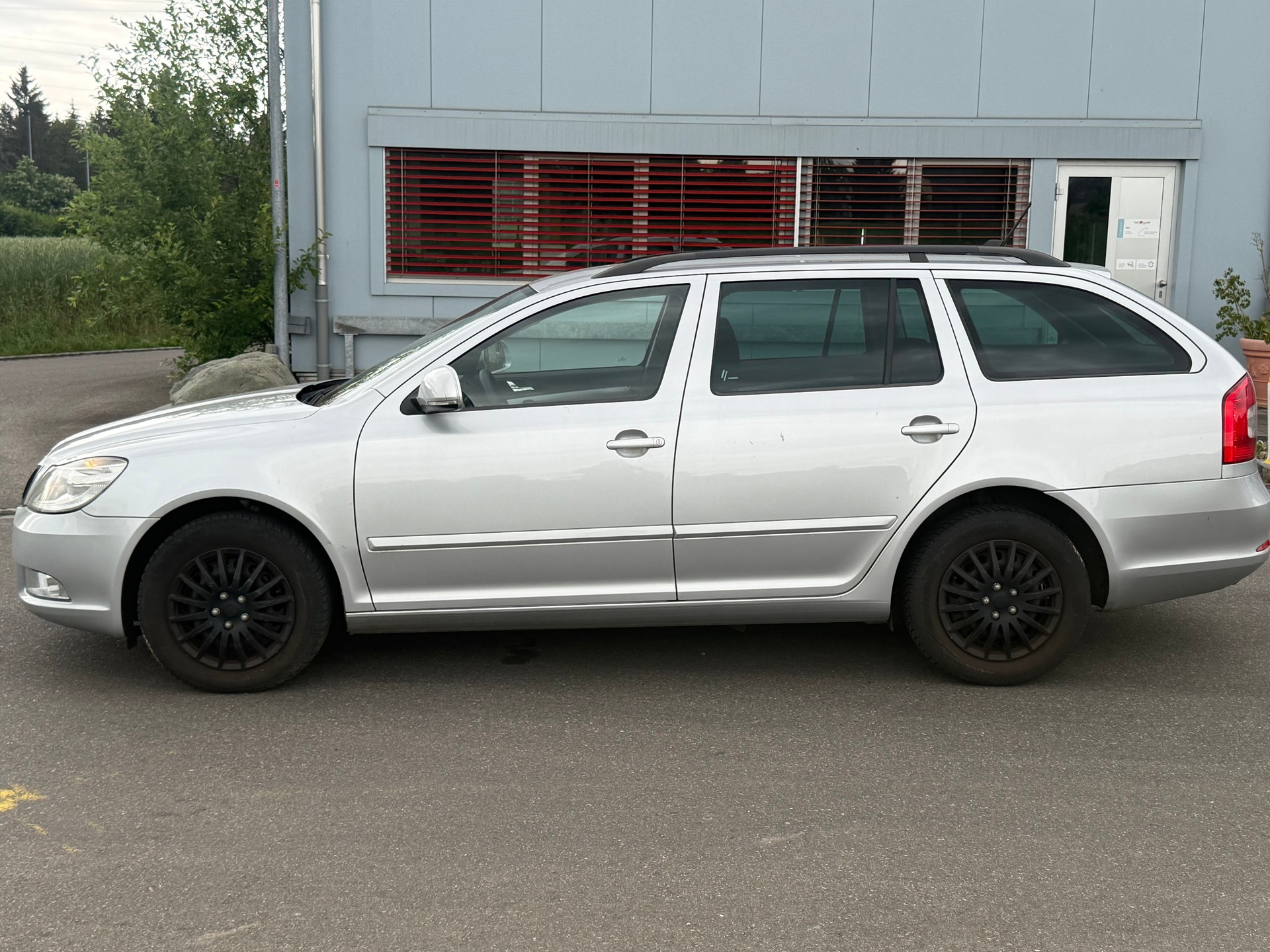 SKODA Octavia Combi 1.6 TDI Ambiente-image-1