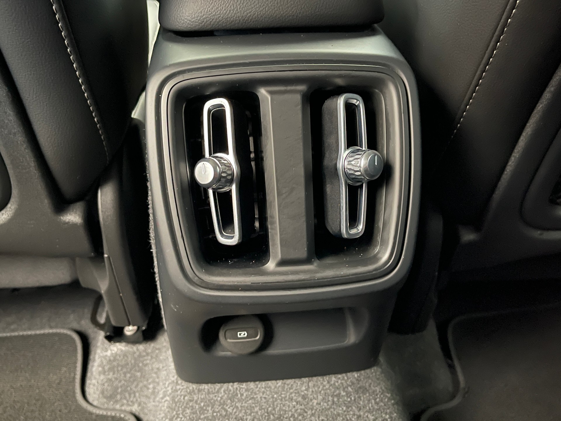 VOLVO XC40 2.0 B3 MH Core-image-10