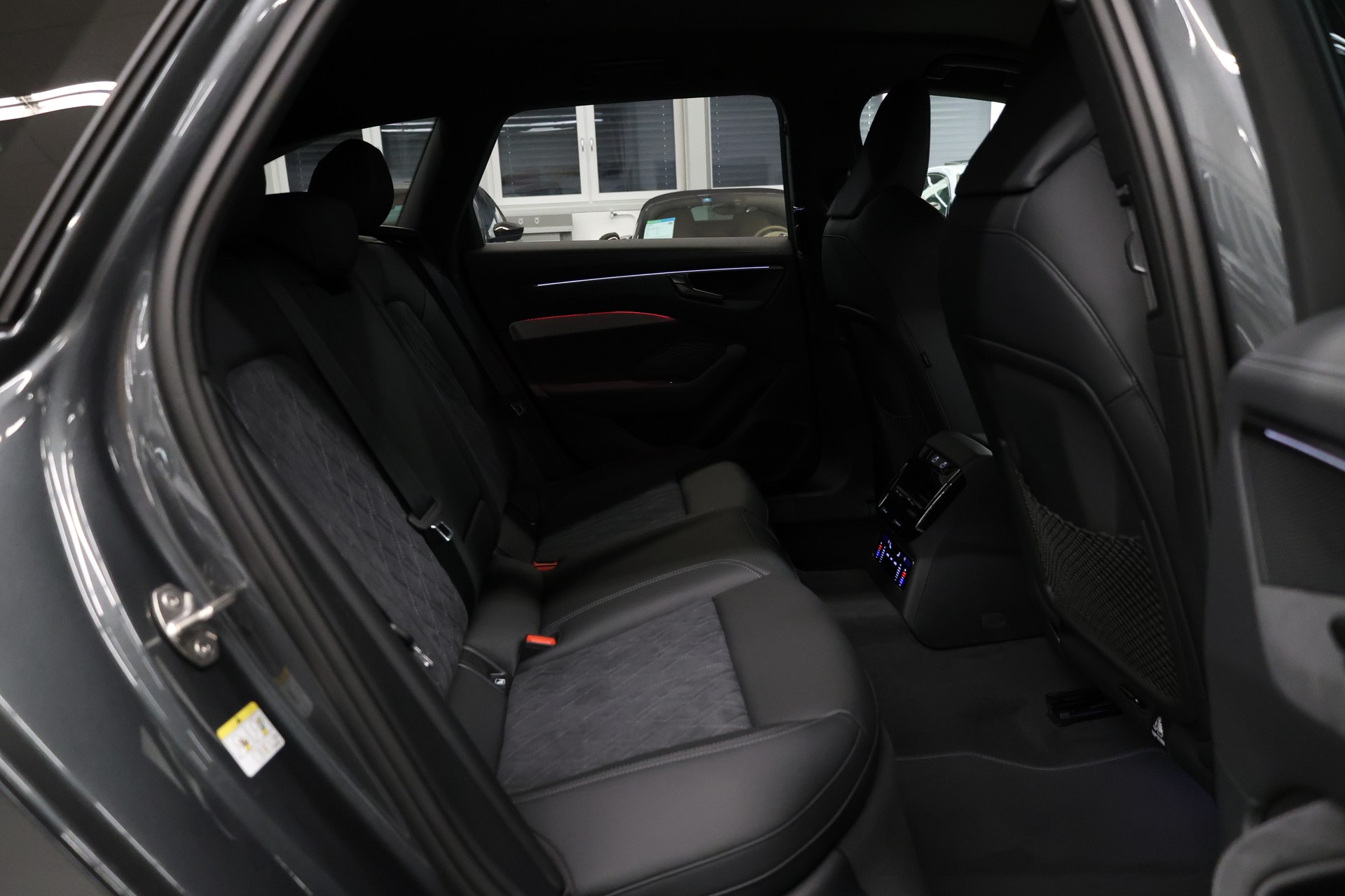 AUDI A6 Avant 2.0 TDI S-Line Edition One quattro S-Tronic-image-29