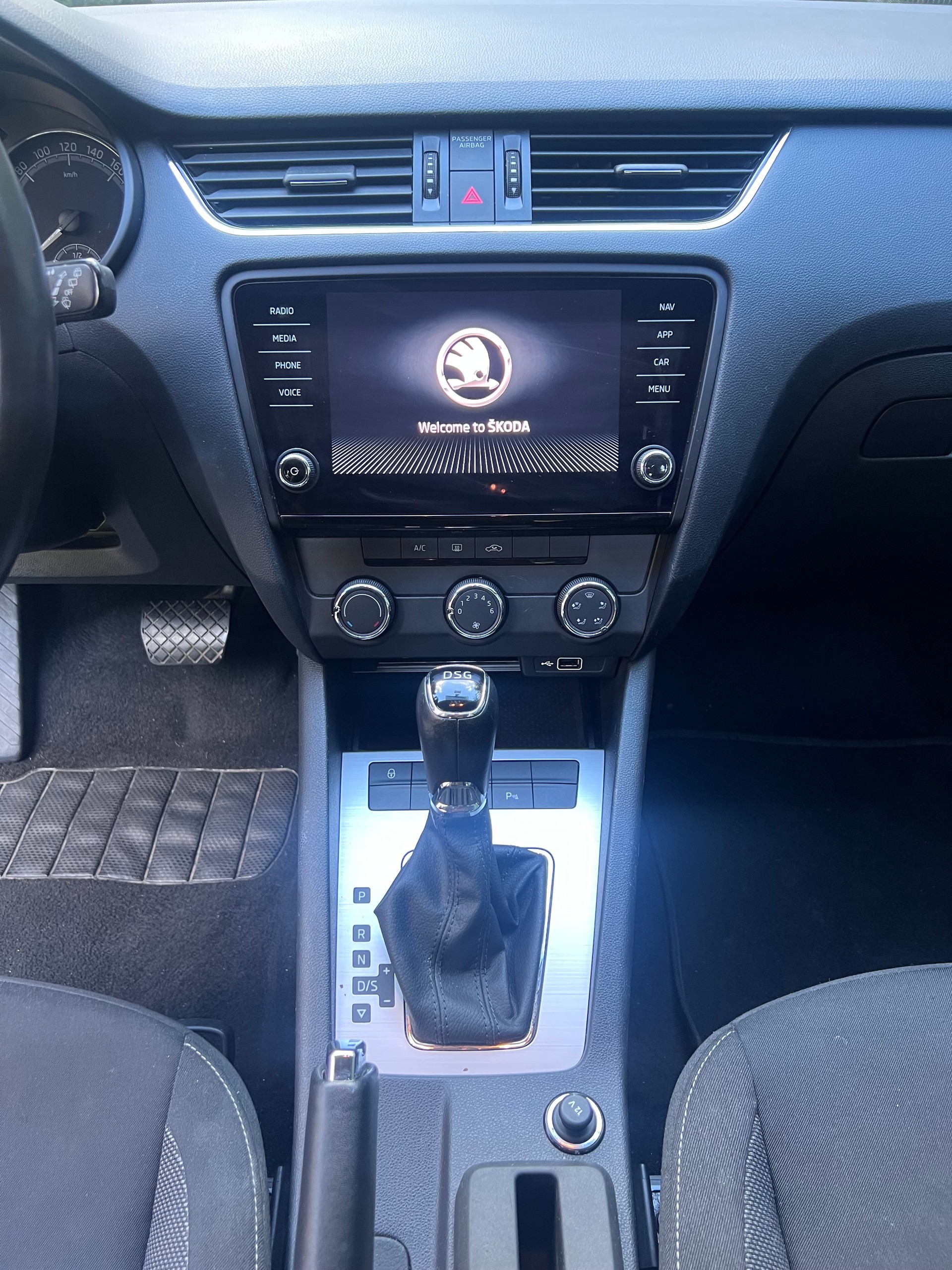 SKODA 2.0 TDI 150 Ambition DSG-image-3