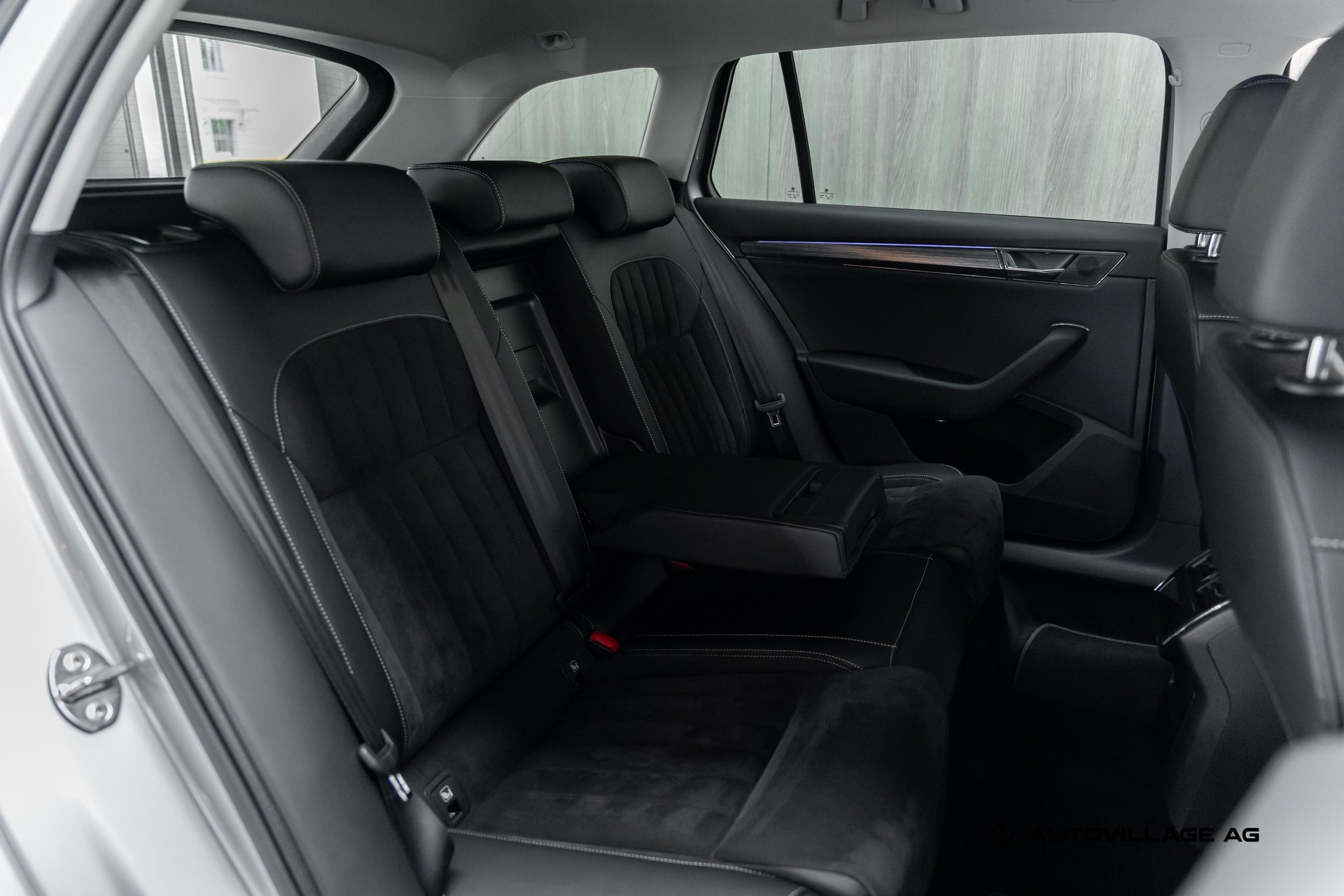 SKODA Superb Combi 2.0 TDi Style 4x4 DSG-image-8