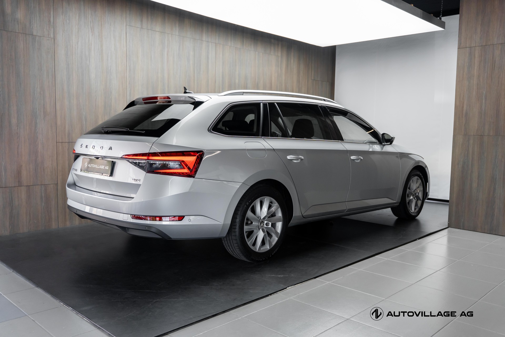 SKODA Superb Combi 2.0 TDi Style 4x4 DSG-image-1