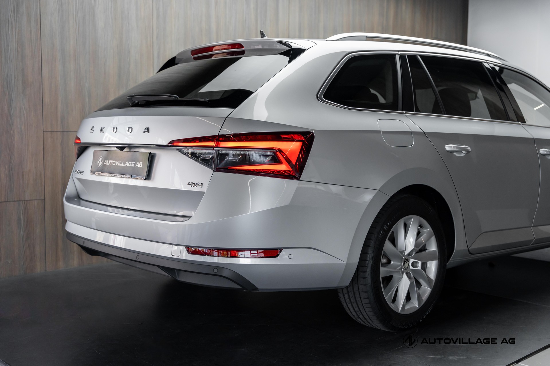 SKODA Superb Combi 2.0 TDi Style 4x4 DSG-image-26