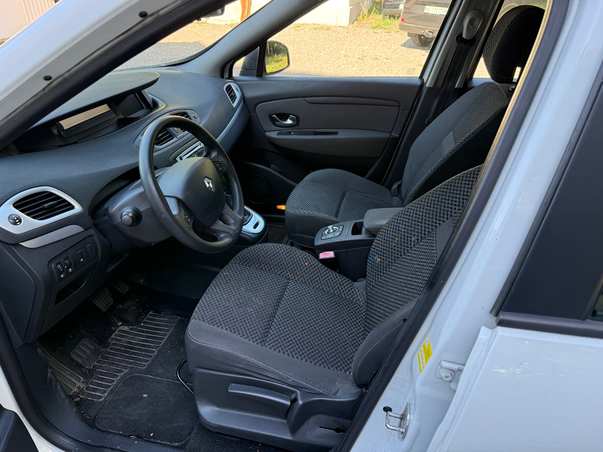 RENAULT Grand Scénic 1.5 dCi Dynamique EDC-image-6