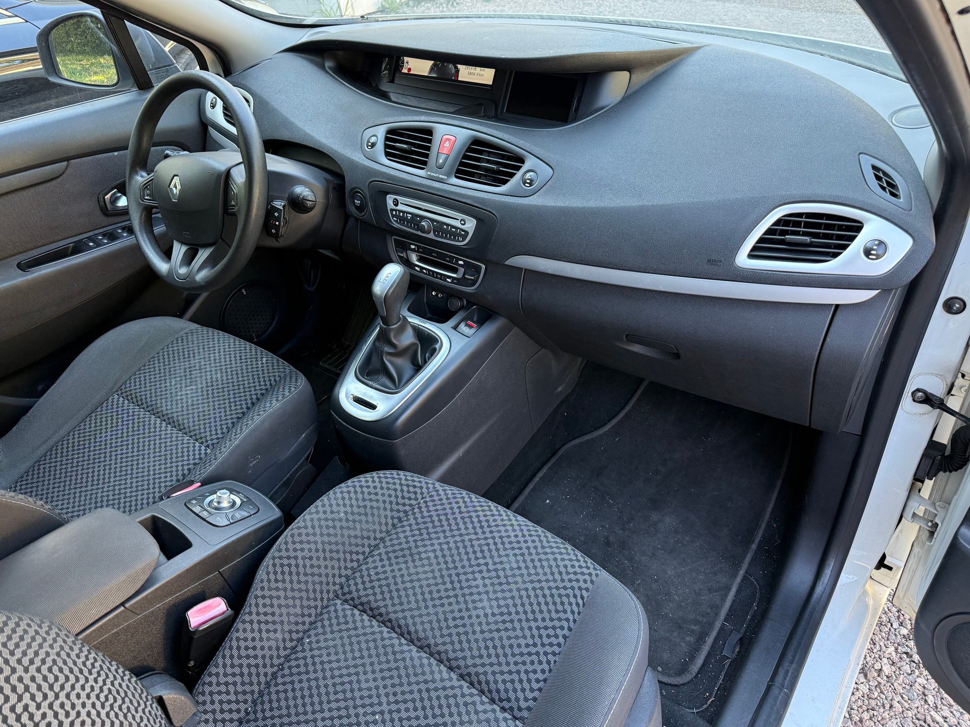 RENAULT Grand Scénic 1.5 dCi Dynamique EDC-image-10