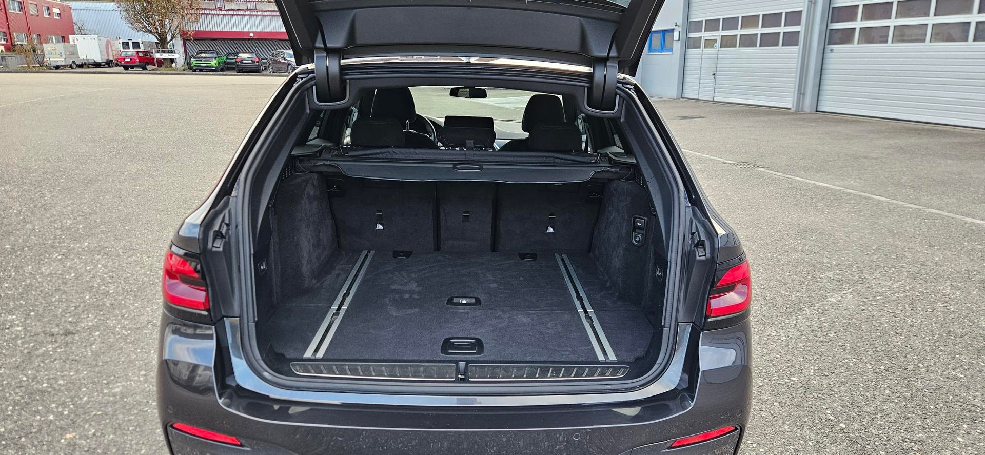 BMW 530d xDrive 48V Touring M Sport Steptronic-image-14