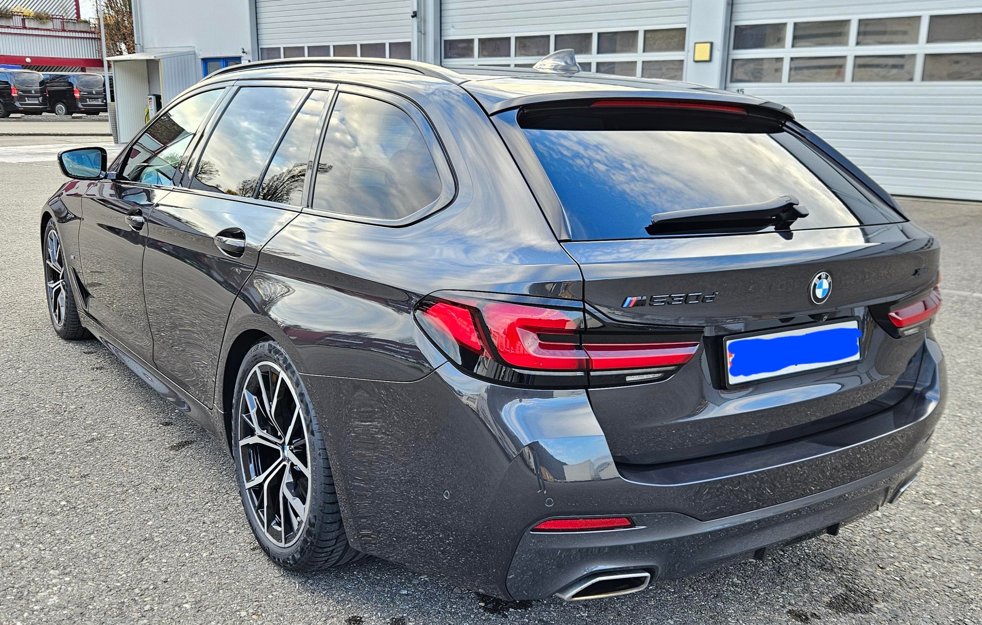 BMW 530d xDrive 48V Touring M Sport Steptronic-image-10