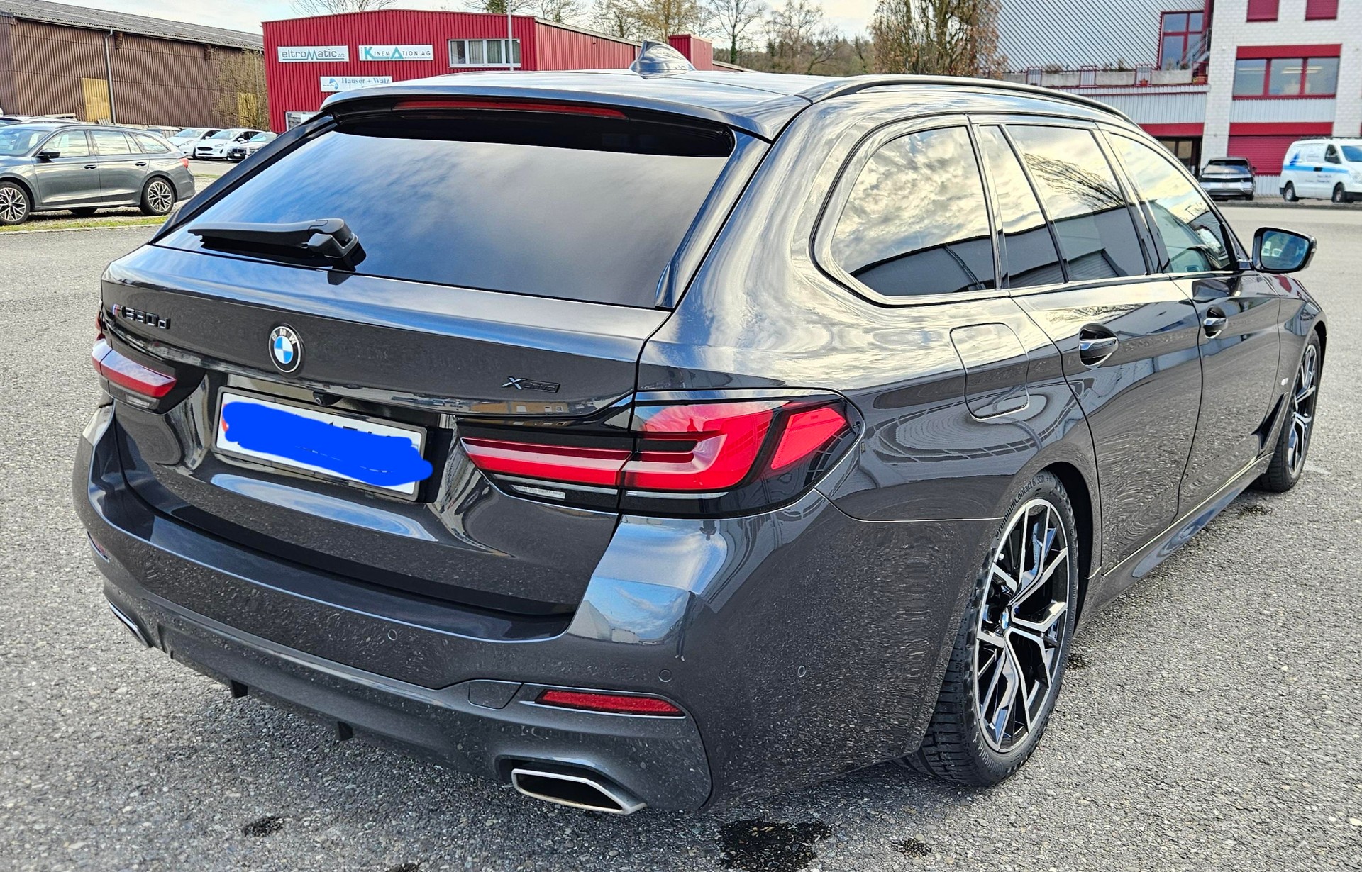 BMW 530d xDrive 48V Touring M Sport Steptronic-image-11