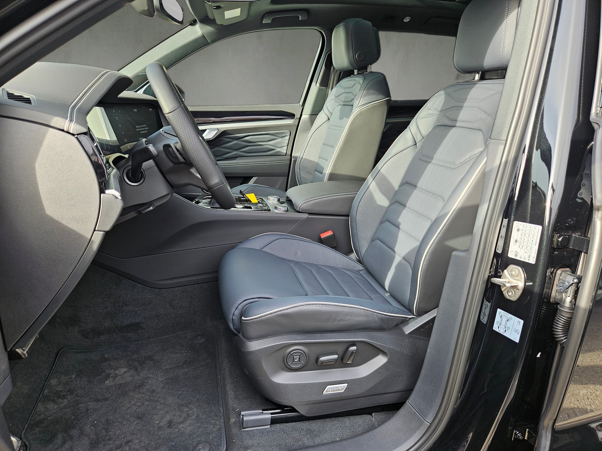 VW Touareg 3.0 TDI R-Line Final Edition Tiptronic *5 J. Garantie, Allradlenkung, Luftfahrwerk*-image-12