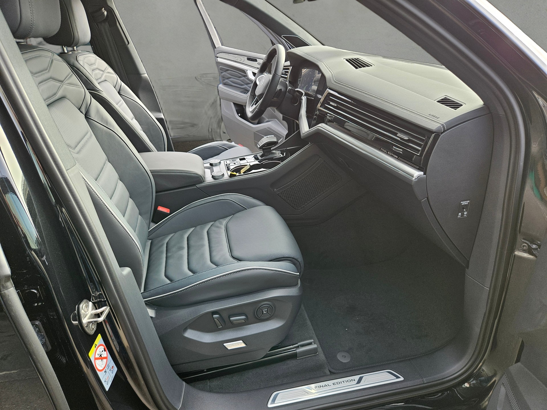 VW Touareg 3.0 TDI R-Line Final Edition Tiptronic *5 J. Garantie, Allradlenkung, Luftfahrwerk*-image-11