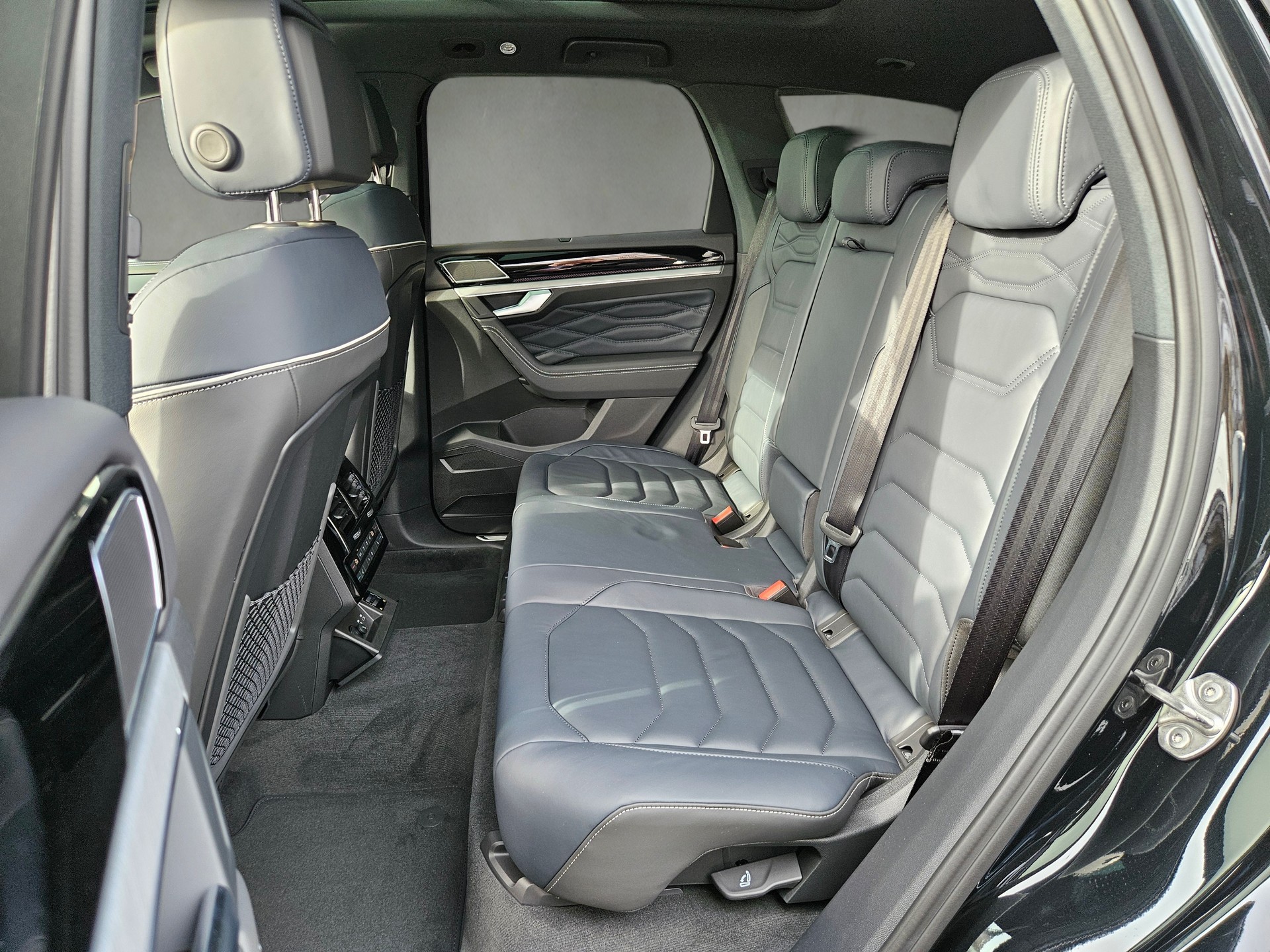 VW Touareg 3.0 TDI R-Line Final Edition Tiptronic *5 J. Garantie, Allradlenkung, Luftfahrwerk*-image-9
