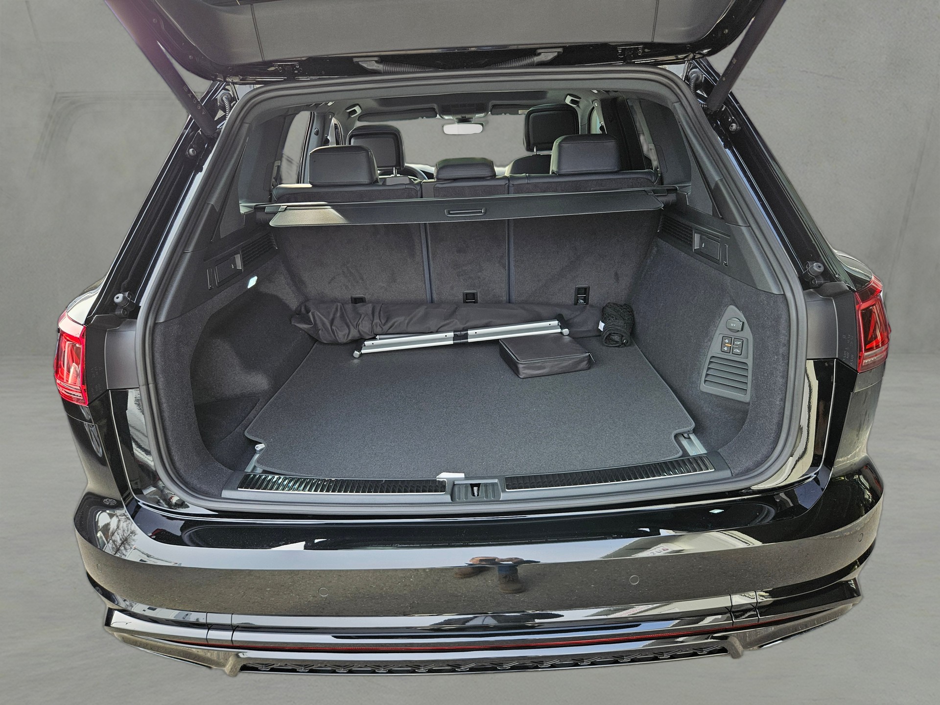 VW Touareg 3.0 TDI R-Line Final Edition Tiptronic *5 J. Garantie, Allradlenkung, Luftfahrwerk*-image-5