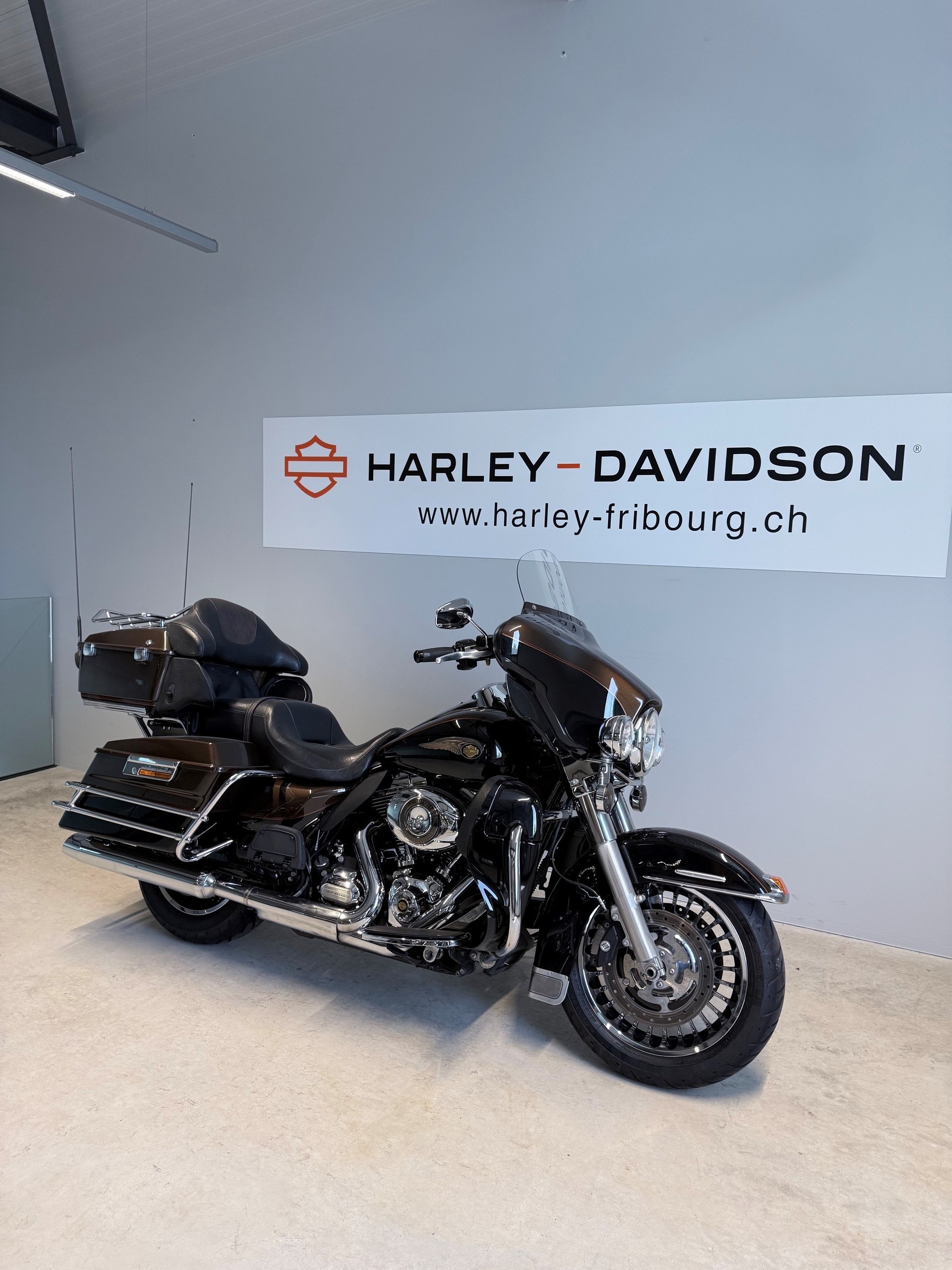 HARLEY-DAVIDSON FLHTK Electra Glide Ultra Limited Anniversary-showroom-element-1