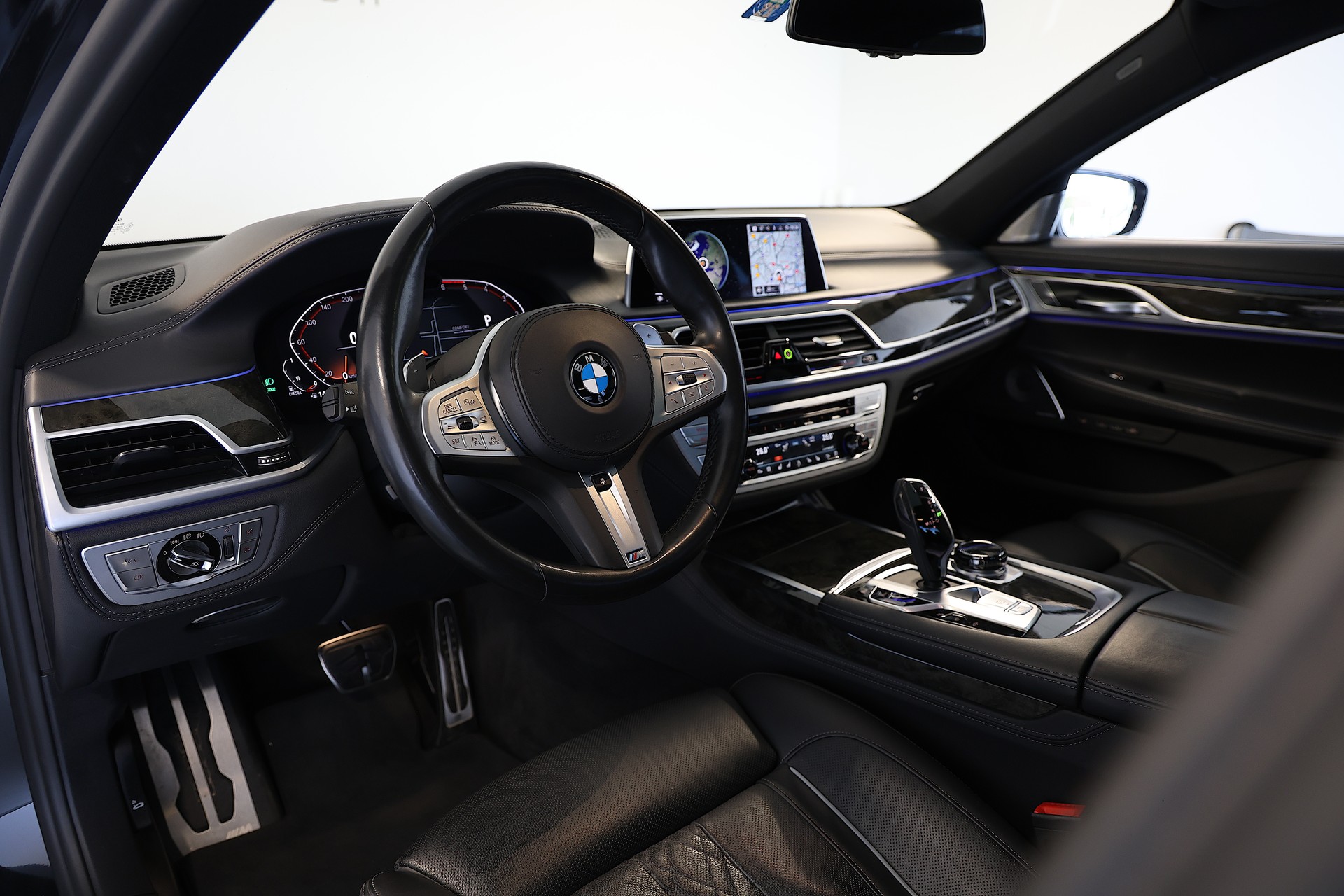 BMW 750d M-Sport xDrive SAG-image-8