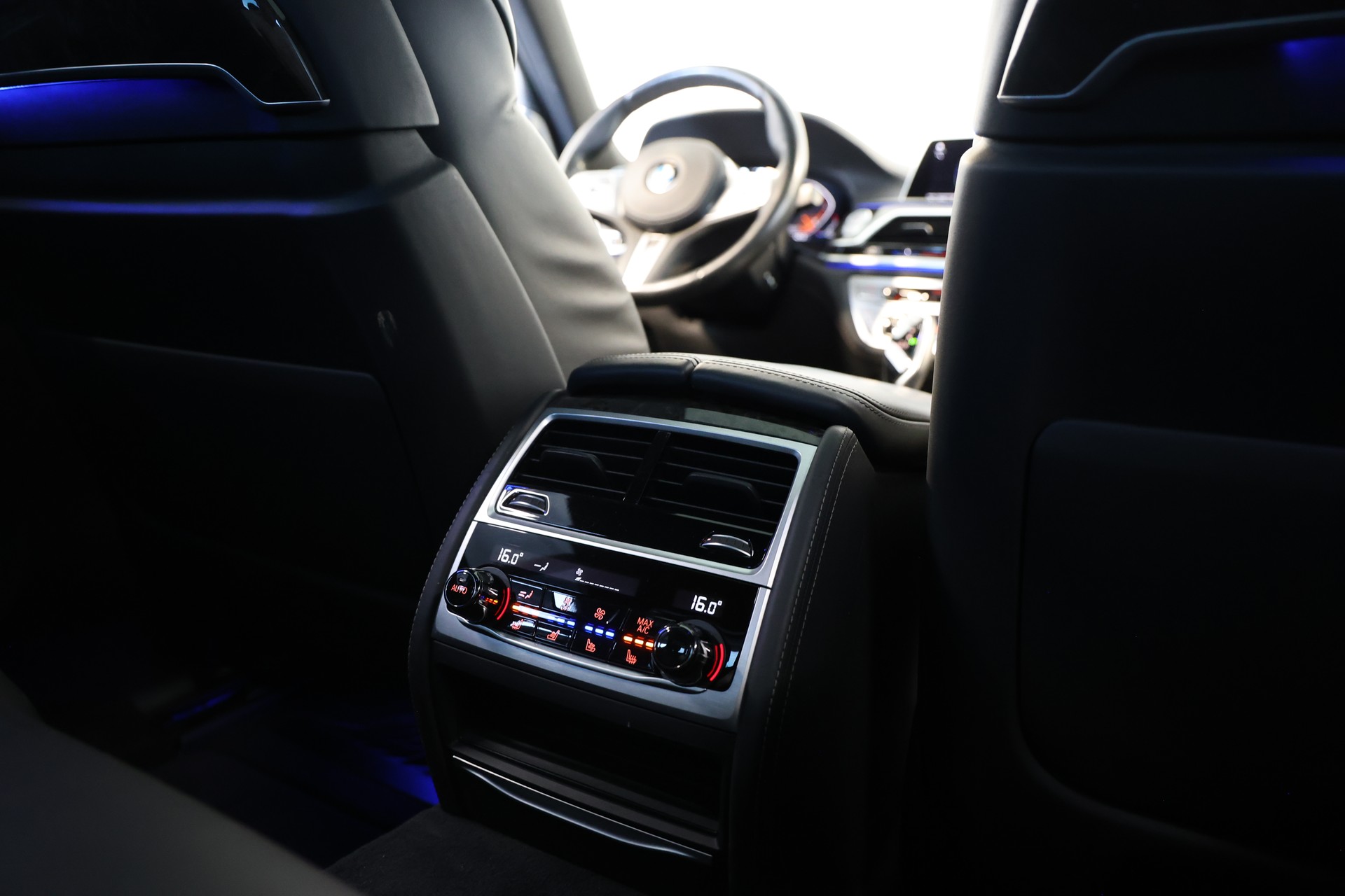 BMW 750d M-Sport xDrive SAG-image-16