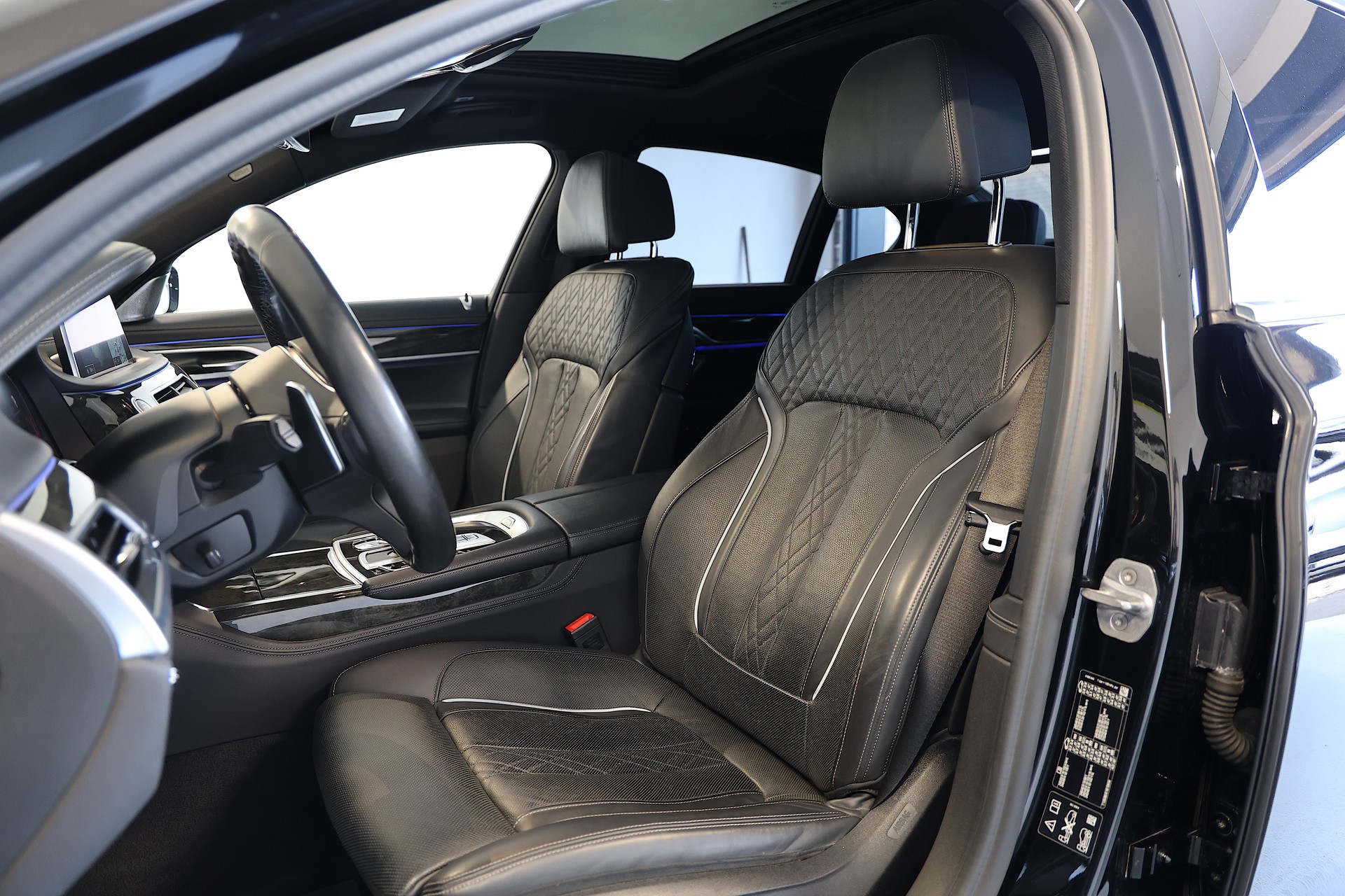 BMW 750d M-Sport xDrive SAG-image-7