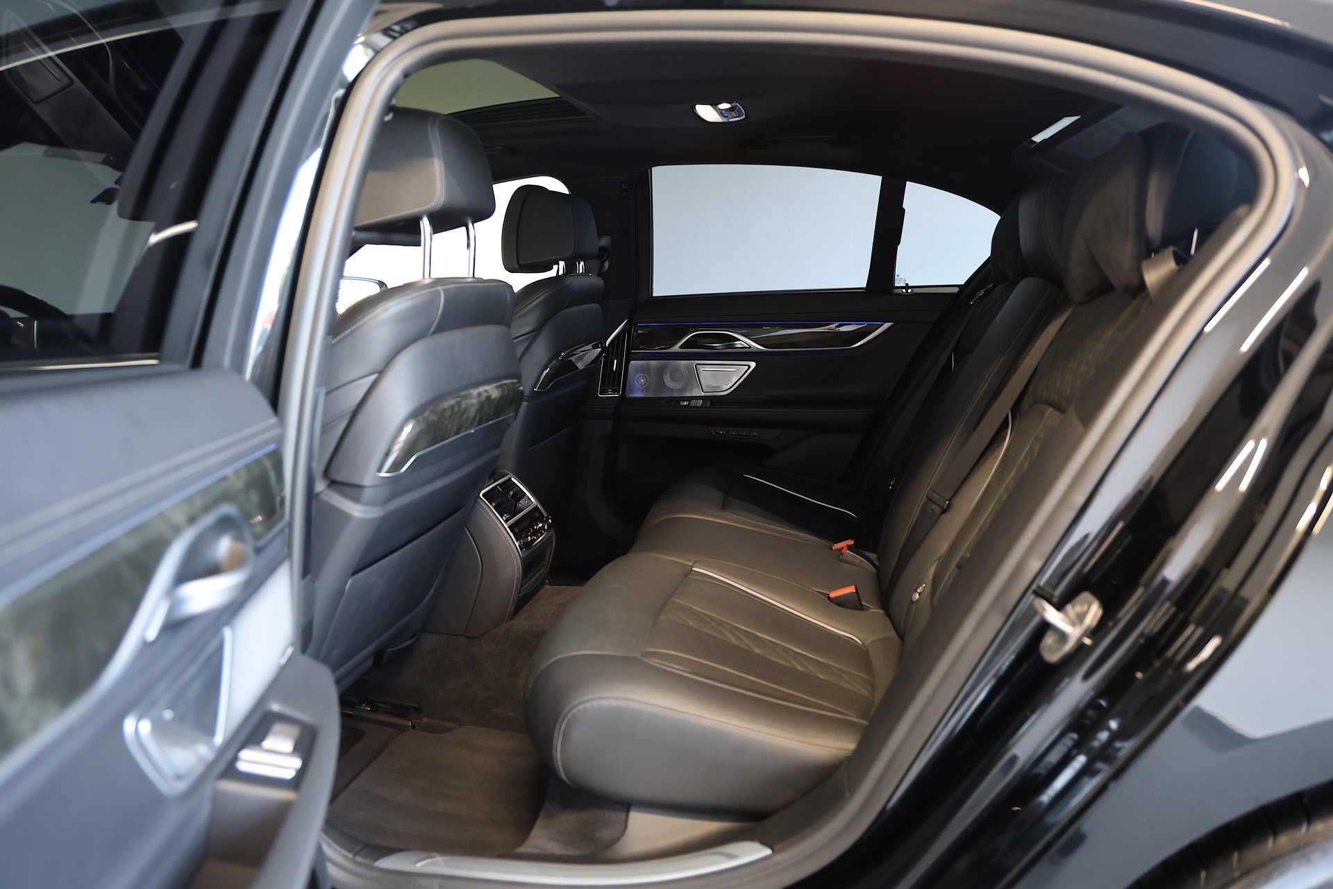 BMW 750d M-Sport xDrive SAG-image-15