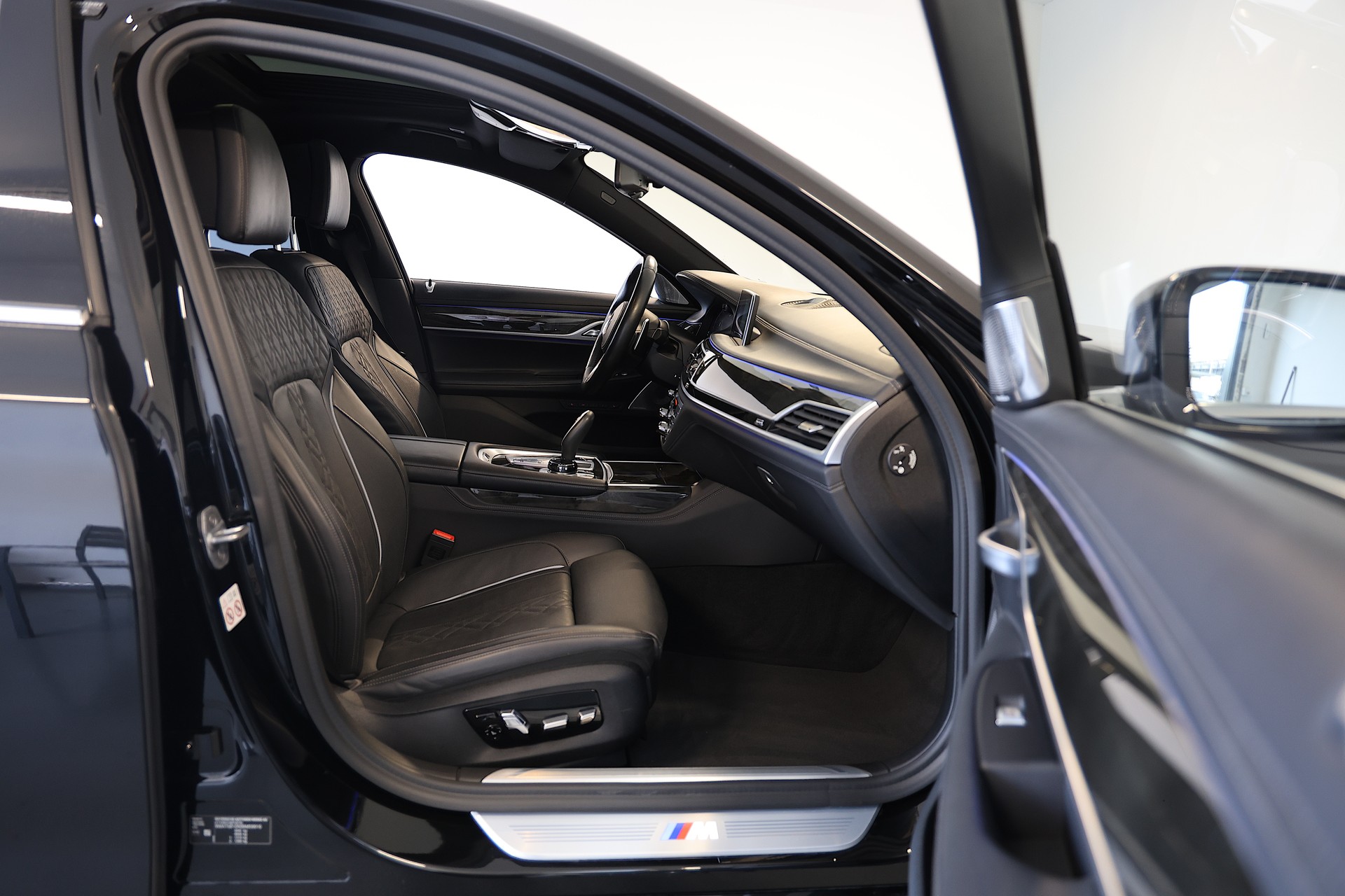 BMW 750d M-Sport xDrive SAG-image-12